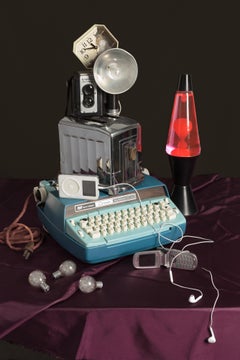 Tech Vanitas: Blauer Schreibtischschreiber Zeitgenössische Stilllebenfotografie, Vintage Tech