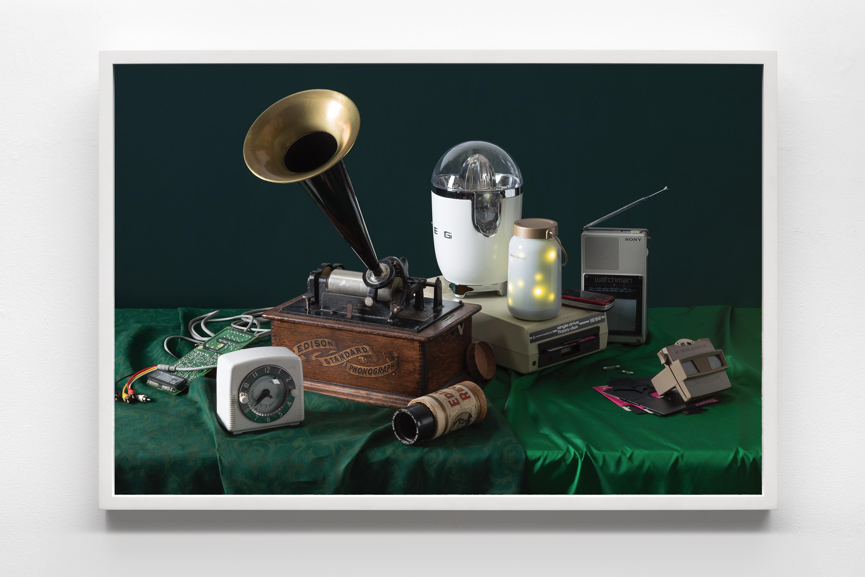 „Tech Vanitas: Electric Fireflies“ Zeitgenössisches Stillleben-Foto von Vintage Tech – Photograph von Jeanette May
