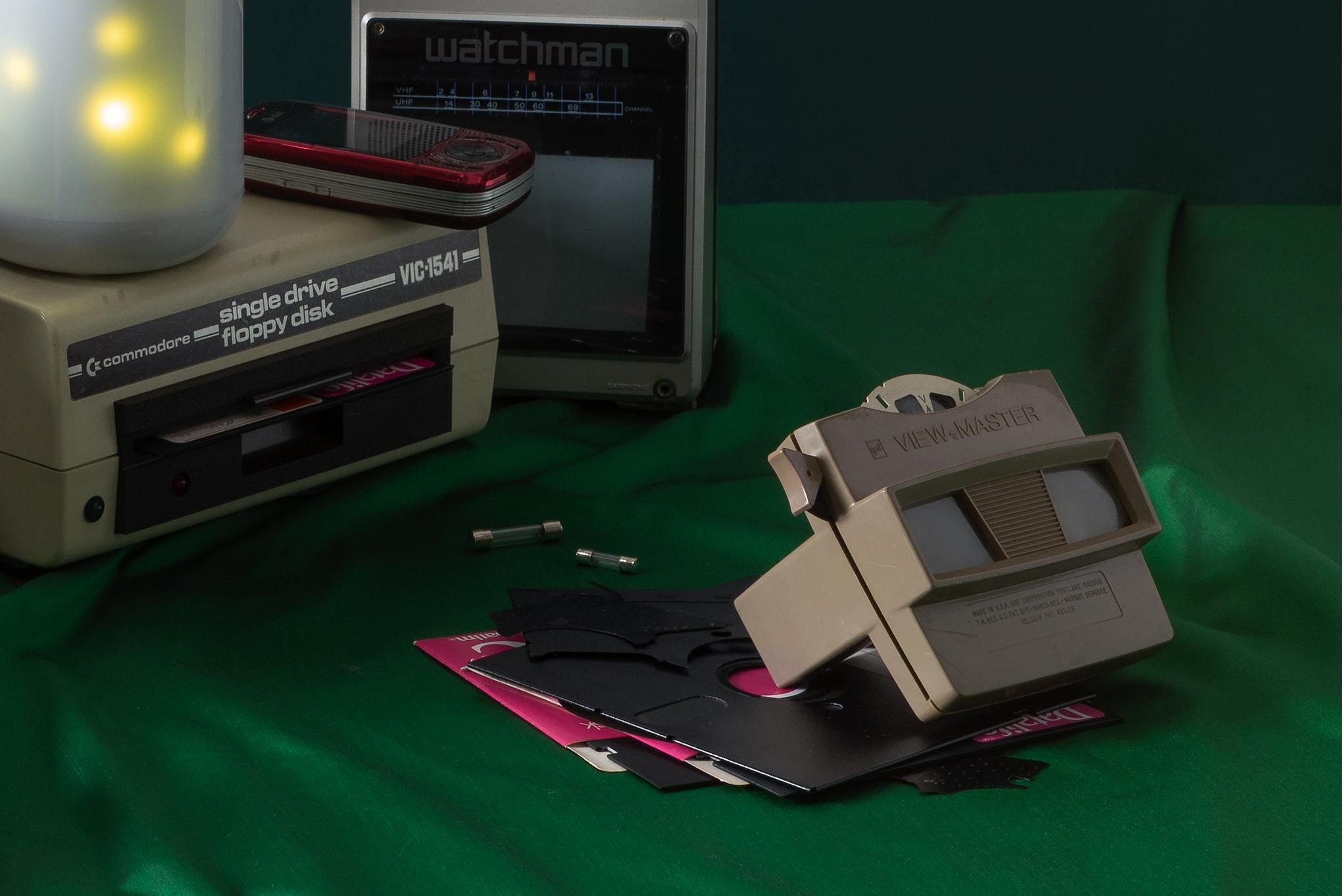 „Tech Vanitas: Electric Fireflies“ Zeitgenössisches Stillleben-Foto von Vintage Tech im Angebot 3