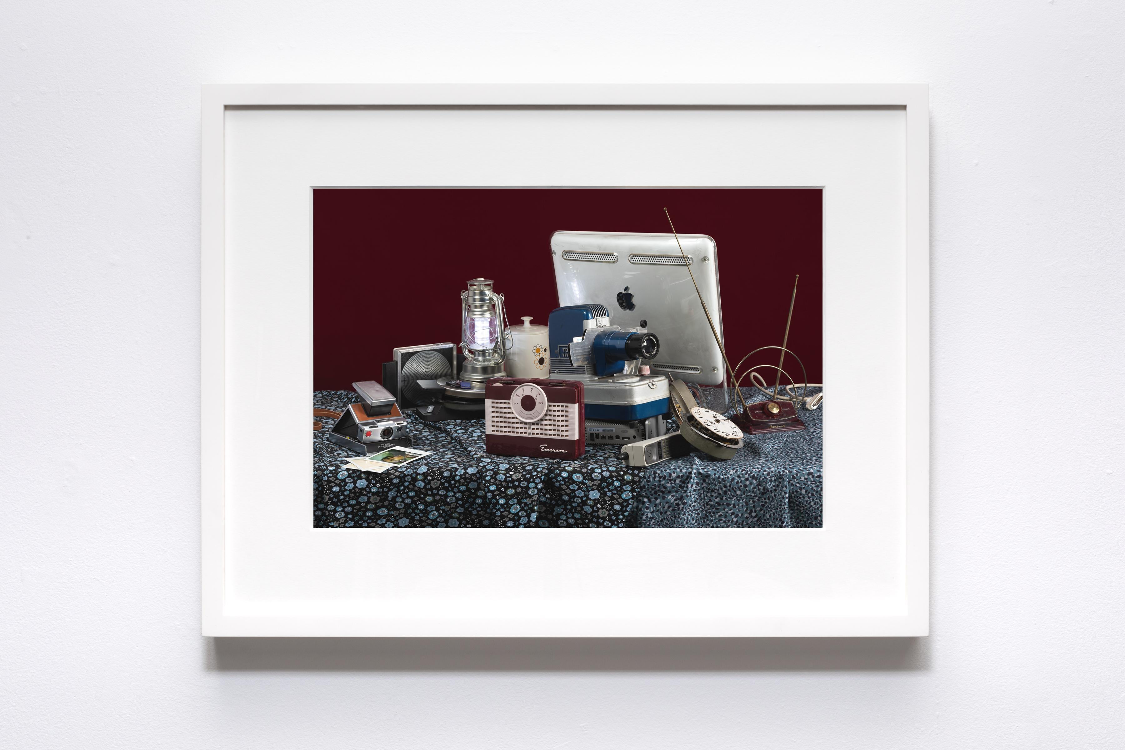 Tech Vanitas : Polaroid SX70 - Photographie de natures mortes contemporaines de la technologie vintage - Noir Still-Life Photograph par Jeanette May