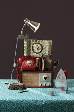 Tech Vanitas: Rotes Telefon Zeitgenössische Stilllebenfotografie von Vintage Tech 