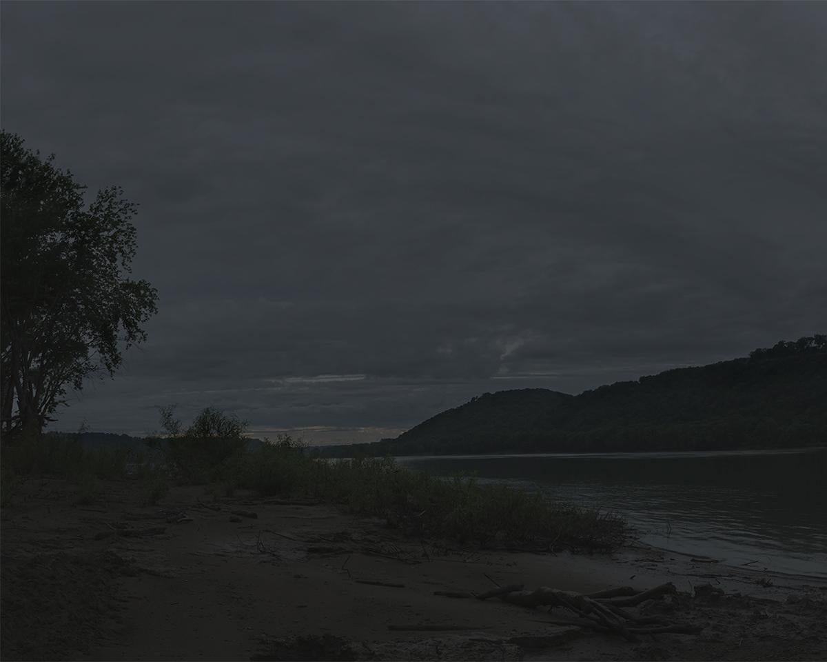 Le fleuve Jordan. First view of a free state, crossing the Ohio River to Indiana par Jeanine Michna-Bales est une photographie panoramique d'une rivière prise de nuit. Cette photographie est tirée de la série : Through Darkness to Light :