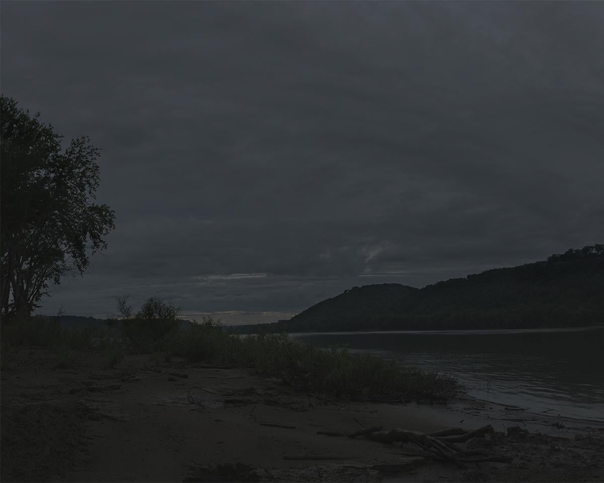 Le fleuve Jordan. Première vue d'un État libre, traversant le fleuve Ohio jusqu'à l'Indiana - Contemporain Photograph par Jeanine Michna-Bales