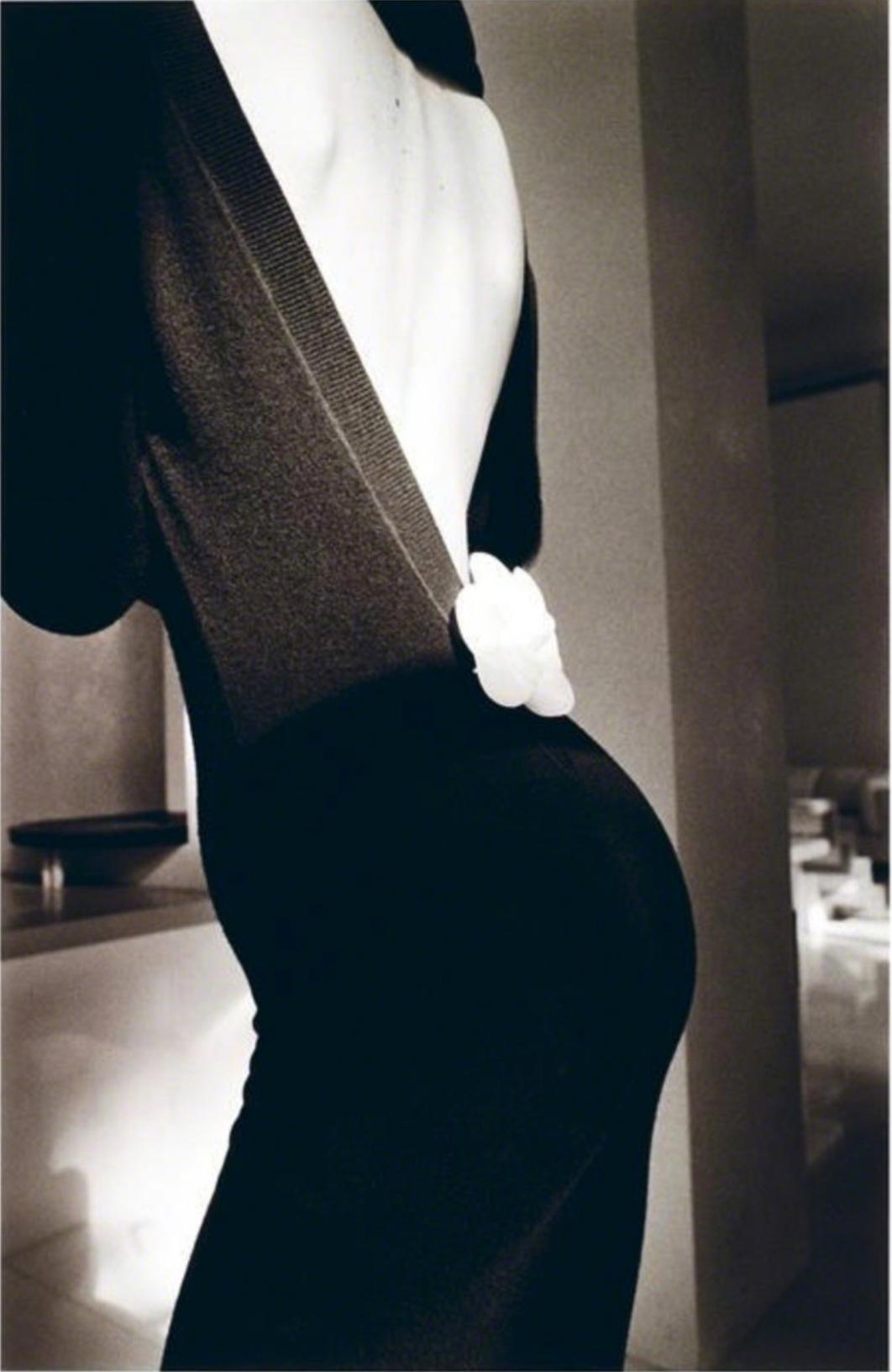 Jeanloup Sieff Black and White Photograph - Robe Noir des Dos, Paris 1985