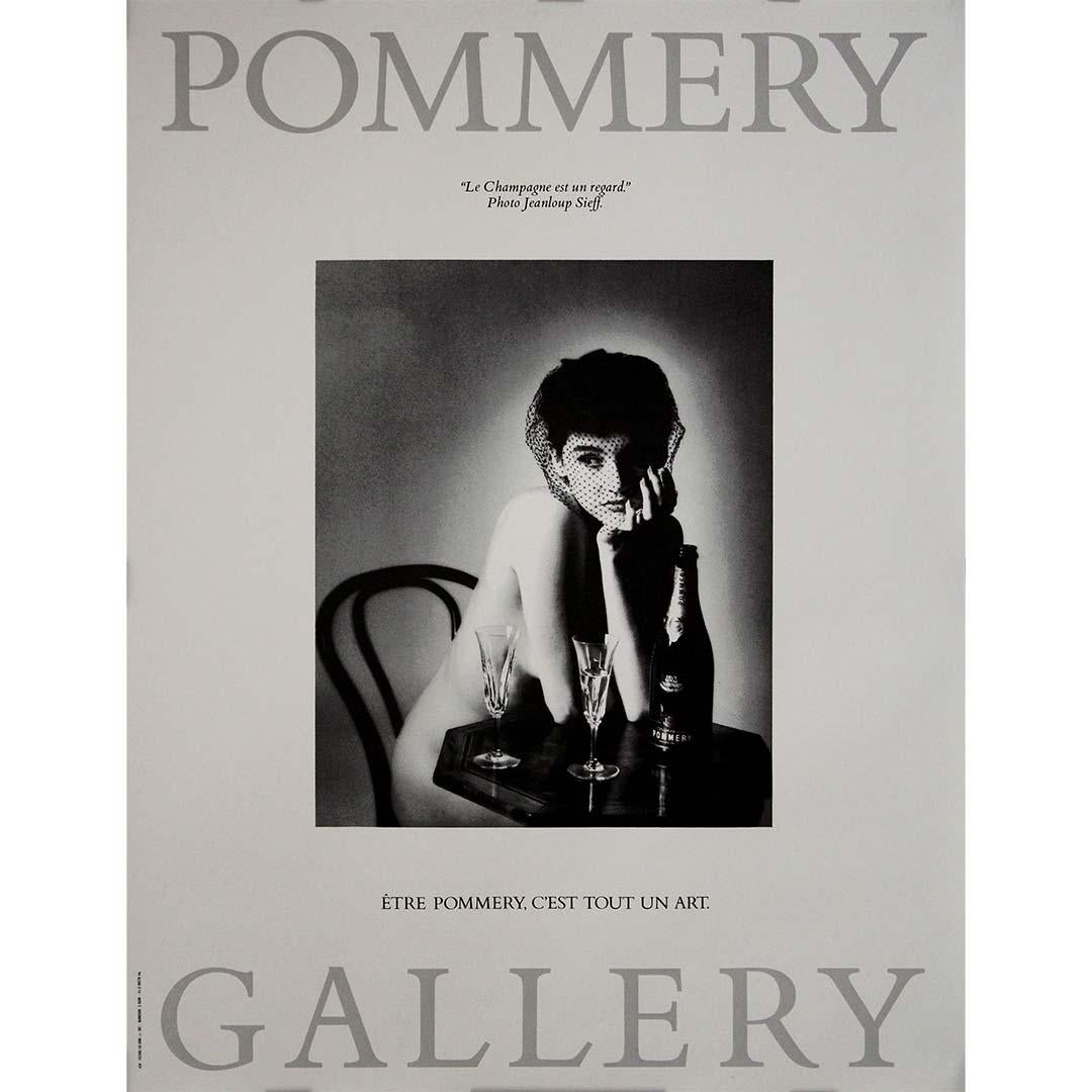 Das 1987 von Jeanloup Sieff entworfene Originalplakat für Champagne Pommery ist ein eindrucksvolles Beispiel für die Konvergenz von Kunst, Luxus und Werbung. Das von dem renommierten französischen Fotografen und Grafiker gestaltete Plakat fängt die