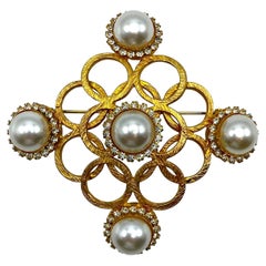 Épingle à médaillon de 4,5" en or, perles et strass Jeanne 1950