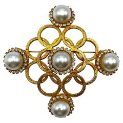 Alfiler medallón Jeanne de los años 50 de oro, perlas y strass enorme de 4,5