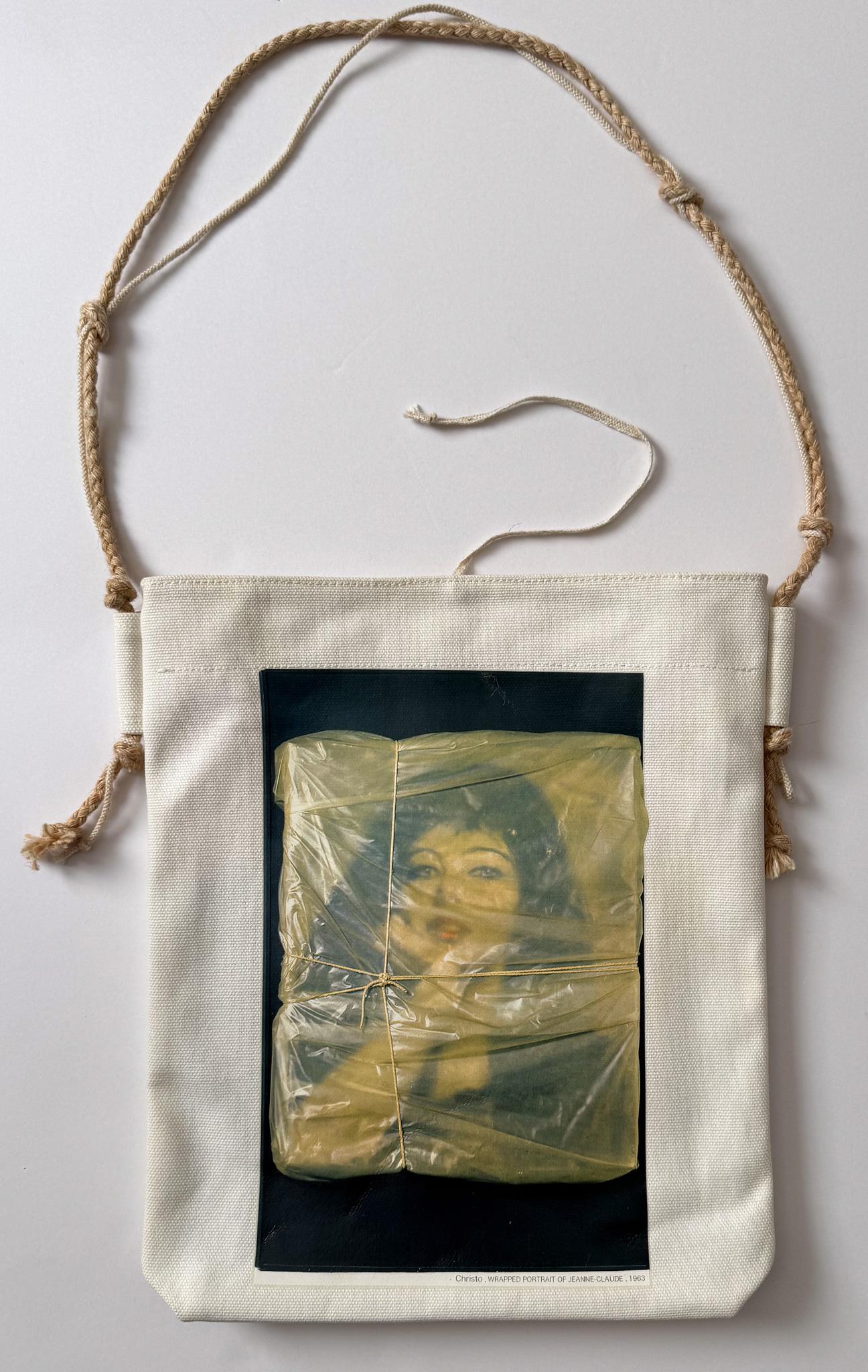 Borsa regalo con libro e DVD consegnata agli ospiti della cerimonia di commemorazione dell'artista Jeanne Claude, tenutasi al Metropolitan Museum of Art il 26 aprile 2010. La stessa tote bag, prodotta da Issey Miyake, amico intimo di Jean Claude,