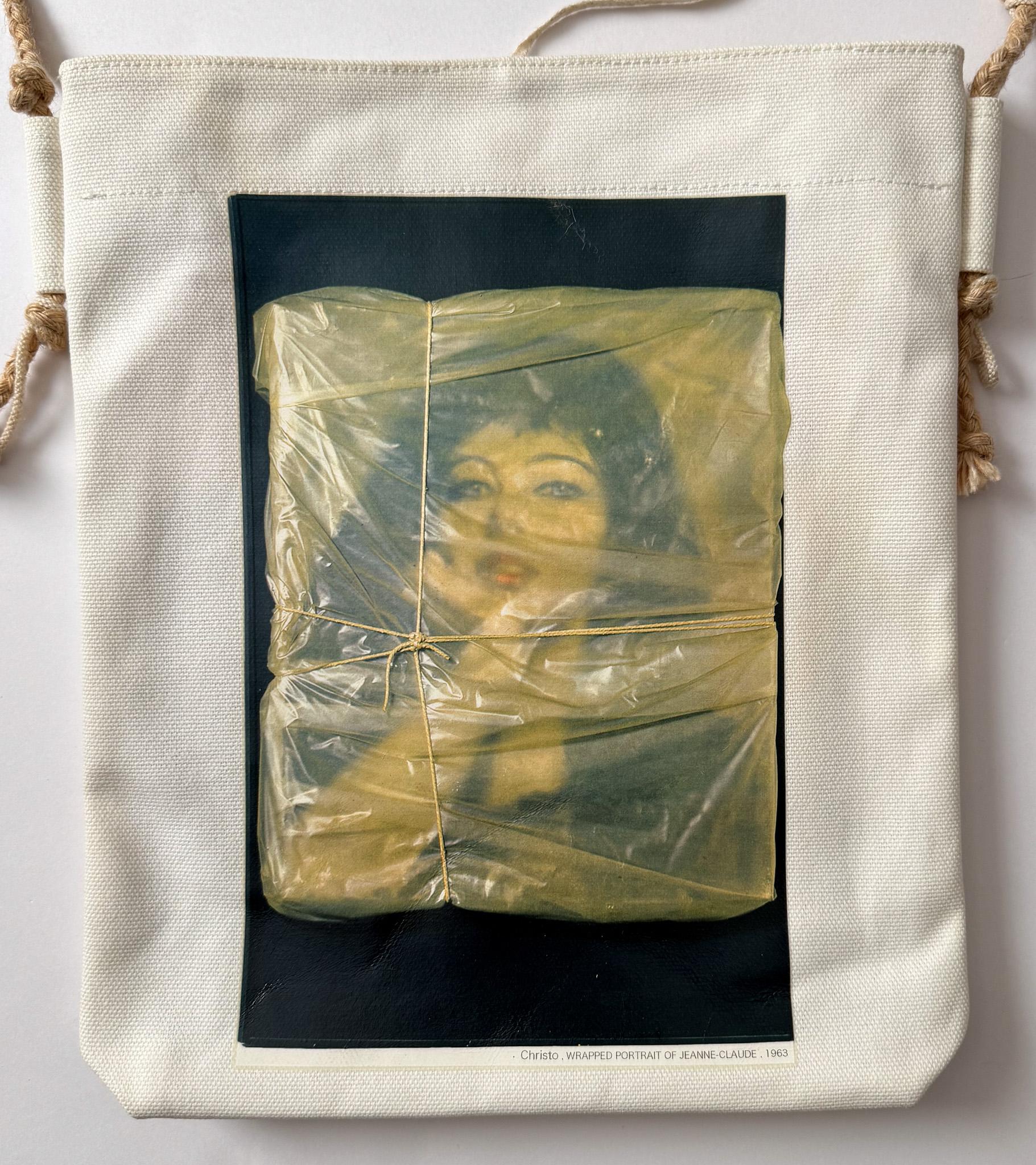 Moderno Borsa da viaggio commemorativa di Jeanne-Claude (con libro ed ephemera) in vendita