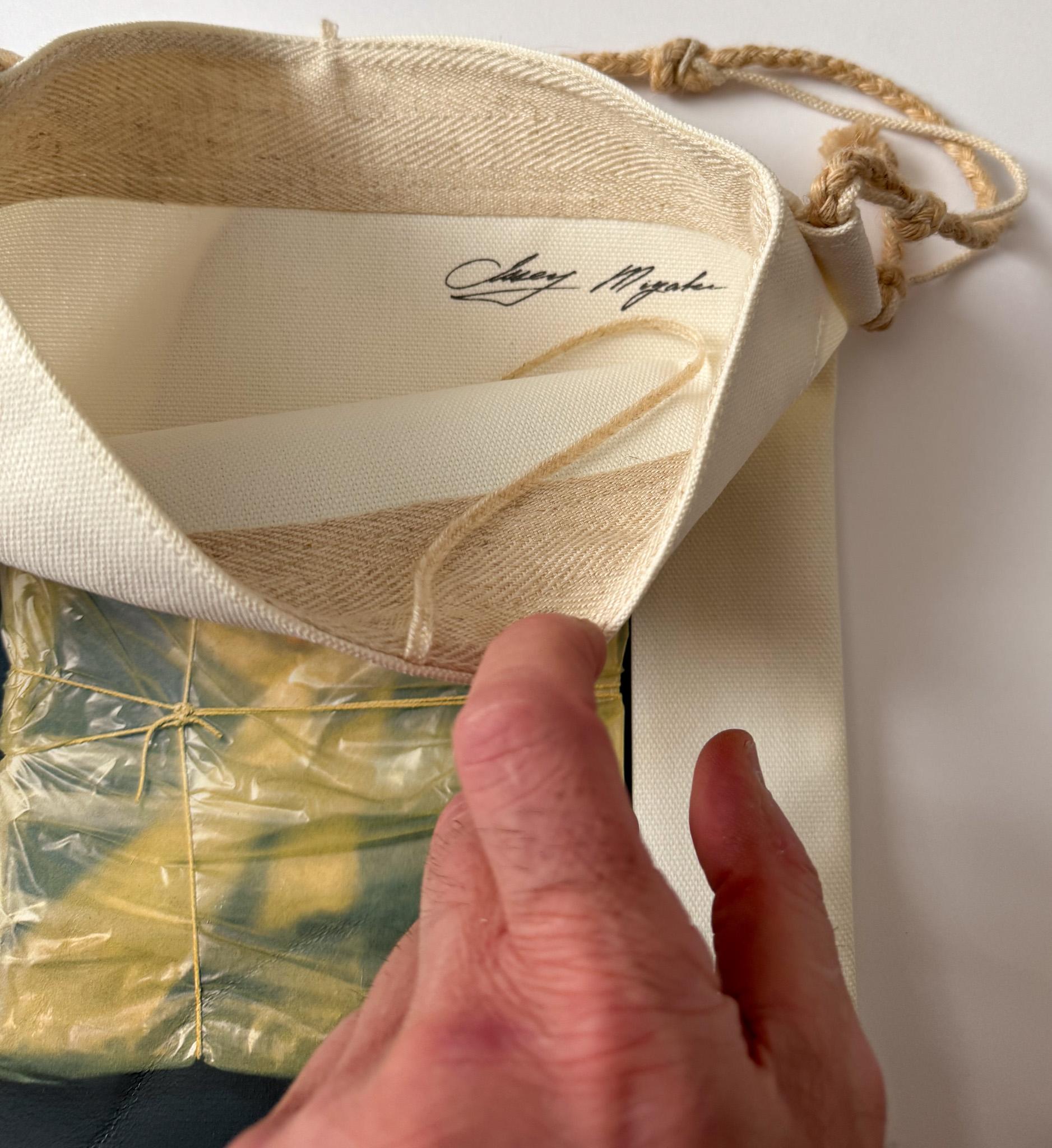 Borsa da viaggio commemorativa di Jeanne-Claude (con libro ed ephemera) in vendita 2