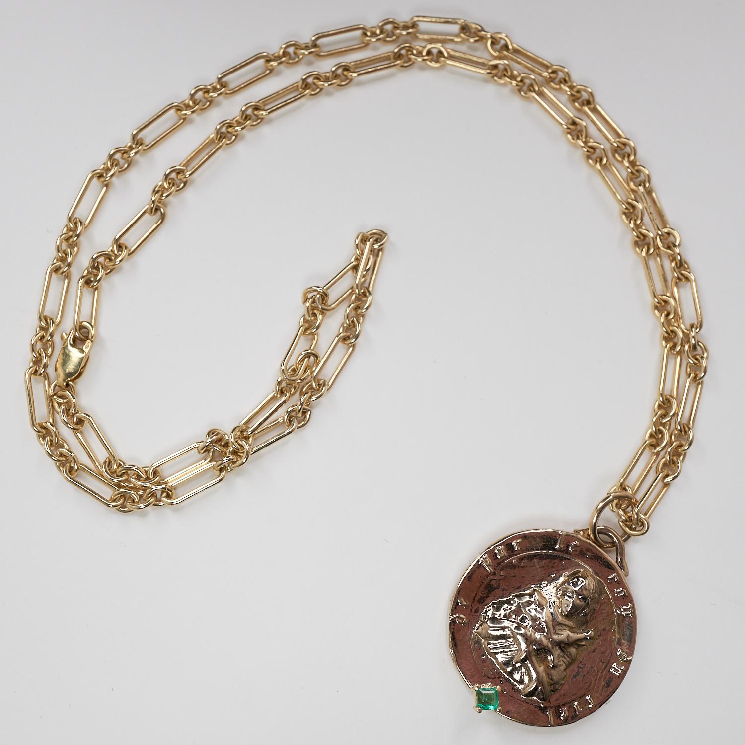 Collana a catena con medaglia quadrata in smeraldo di Giovanna d'Arco in vendita 4