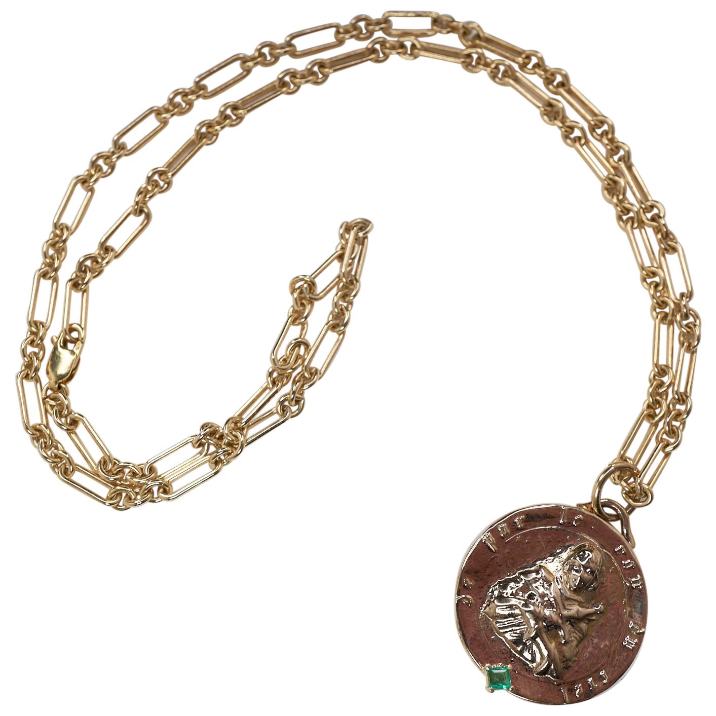 Vittoriano Collana a catena con medaglia quadrata in smeraldo di Giovanna d'Arco in vendita