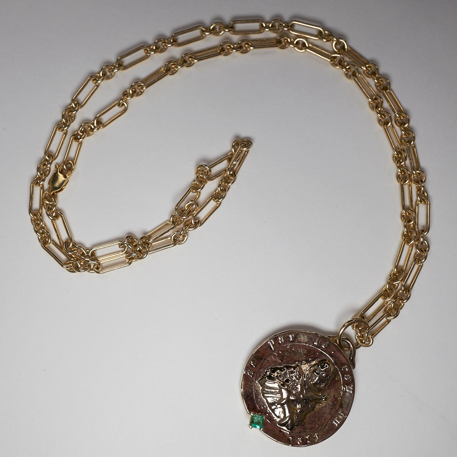 Collana a catena con medaglia quadrata in smeraldo di Giovanna d'Arco In condizioni Nuovo in vendita a Los Angeles, CA