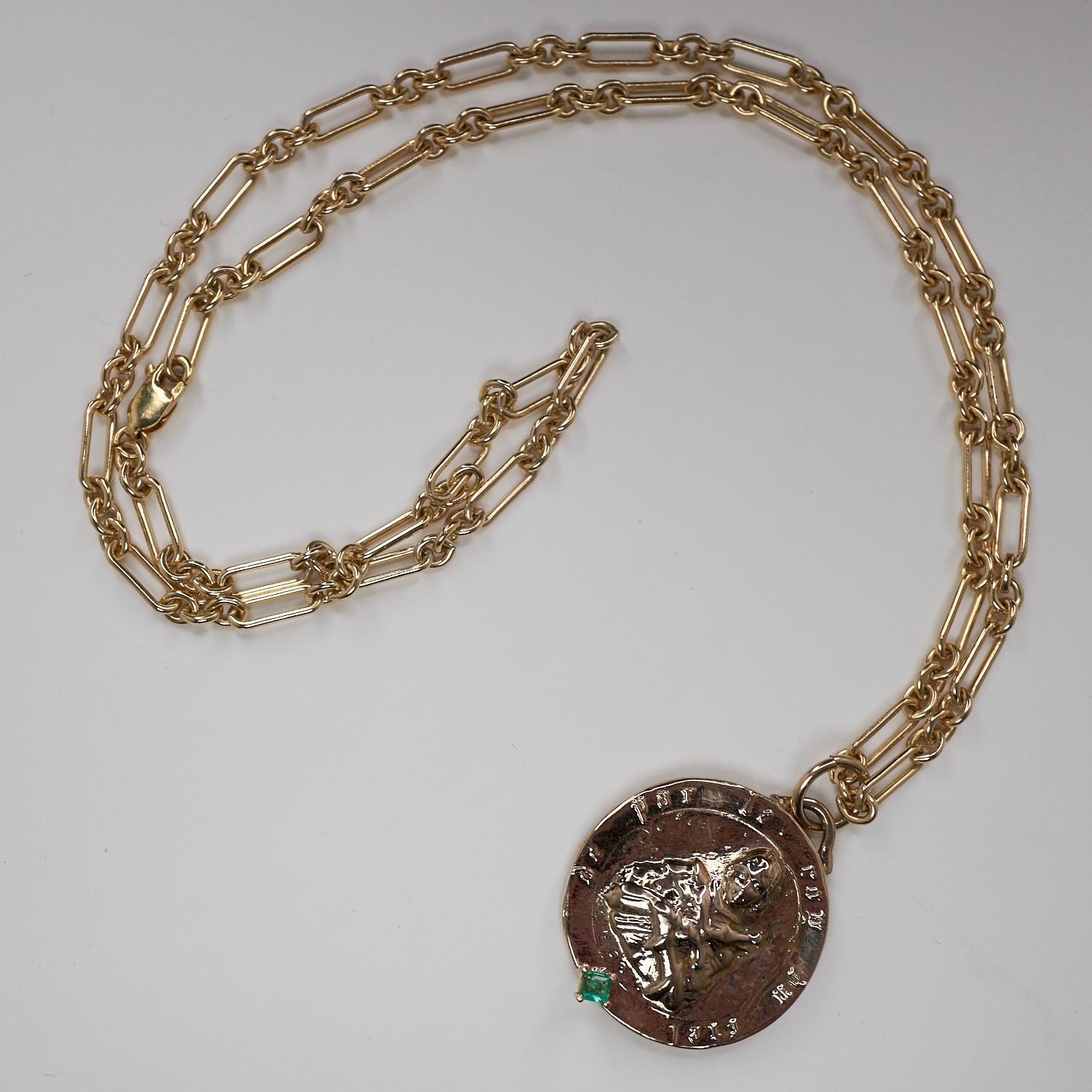 Donna Collana a catena con medaglia quadrata in smeraldo di Giovanna d'Arco in vendita