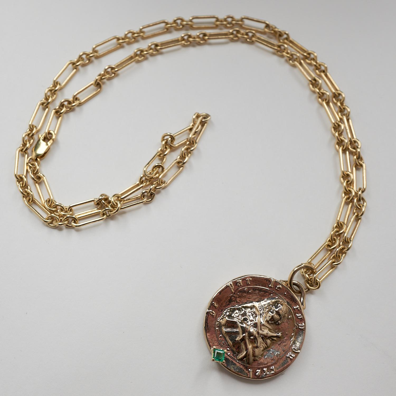Collana a catena con medaglia quadrata in smeraldo di Giovanna d'Arco in vendita 3