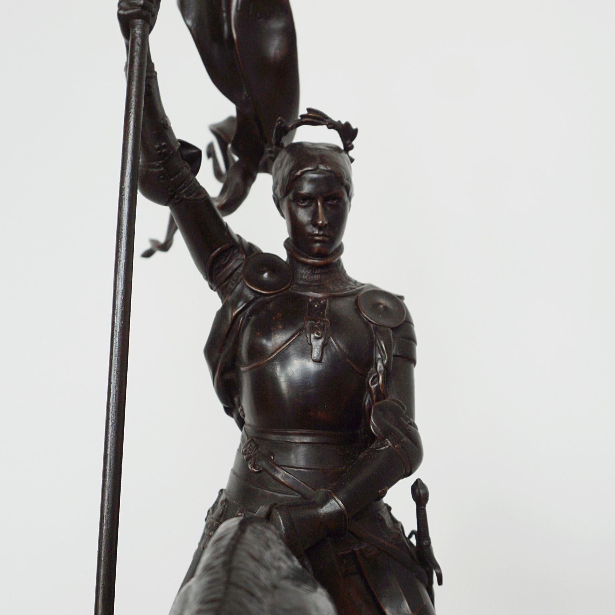 Escultura de bronce de finales del siglo XIX que representa a Juana de Arco. Impresionante versión de salón de la famosa Juana de Arco en la Plaza de las Pirámides de París. Maravillosa pátina marrón rica y asombrosos detalles y caracterización