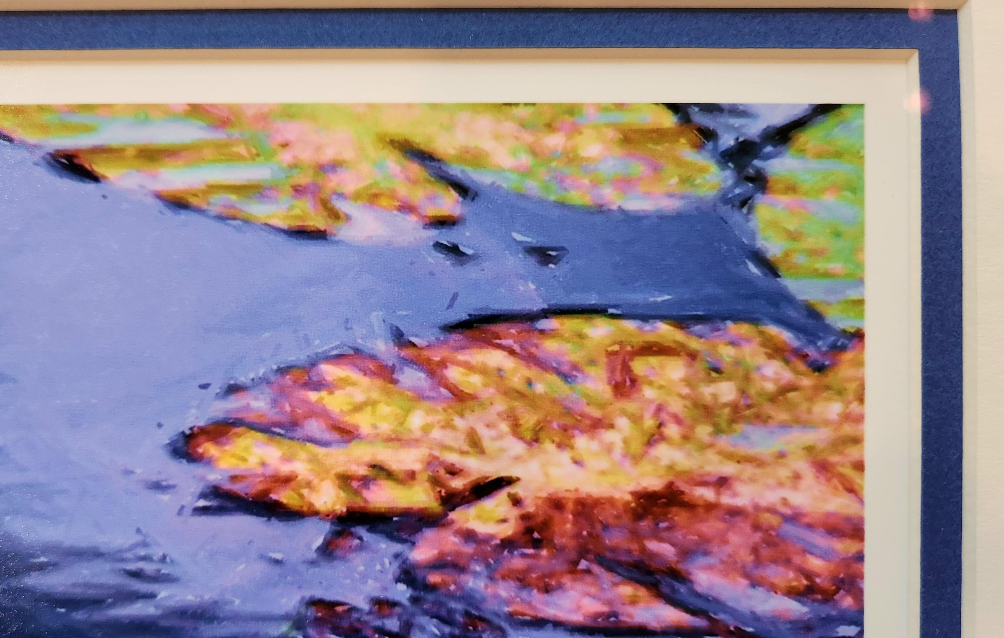 Diese Landschaft eines Seerosenblattes zeigt ein paar Blätter und eine schöne gelbe Lilie in der Mitte des Bildes. Im Vordergrund ist ein großes grünes Blatt zu sehen, das im Hintergrund von anderen Blättern, meist in herbstlichen Farben,