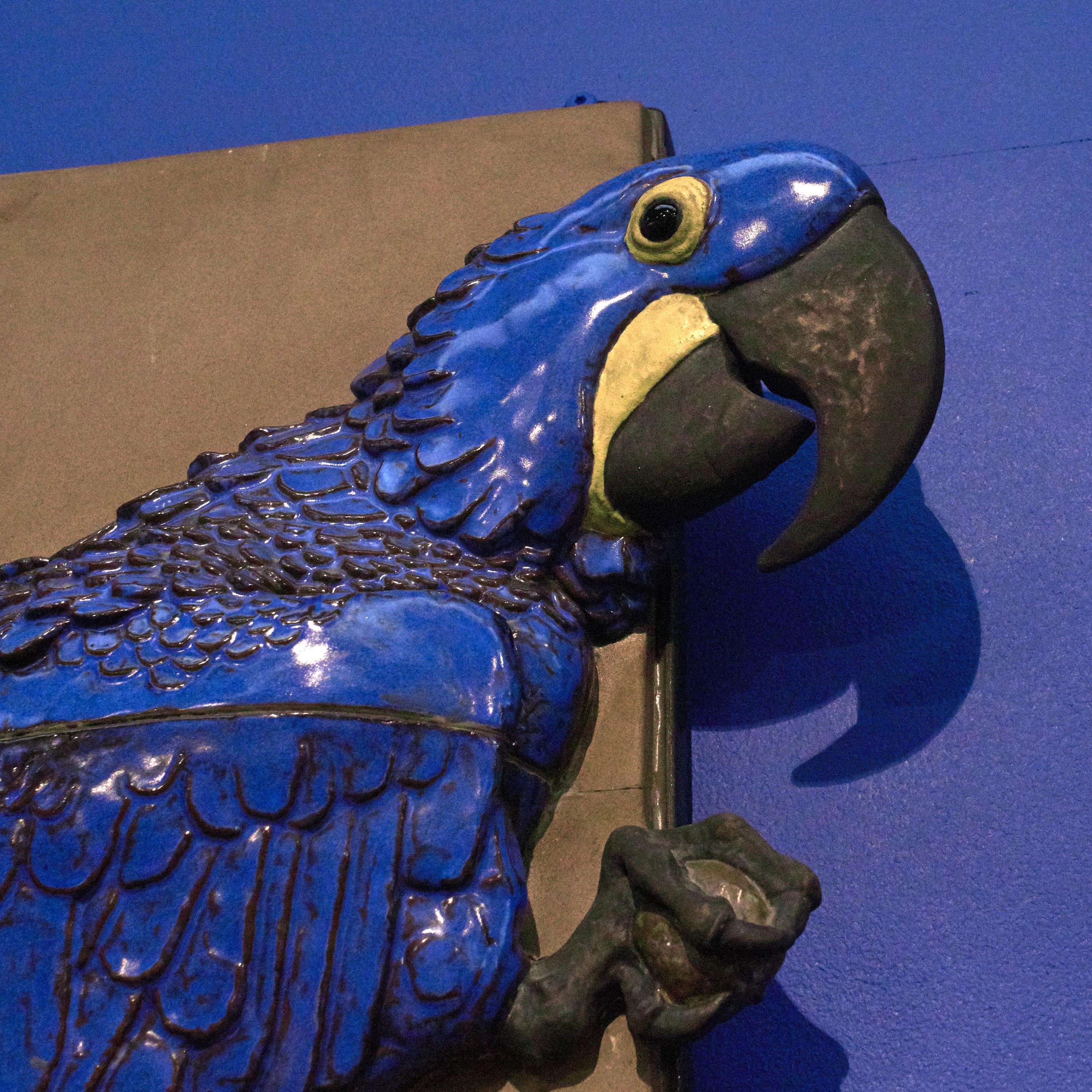 Danese Jeanne Grut per Alumina, un pappagallo da parete in faience Hyacintara. in vendita