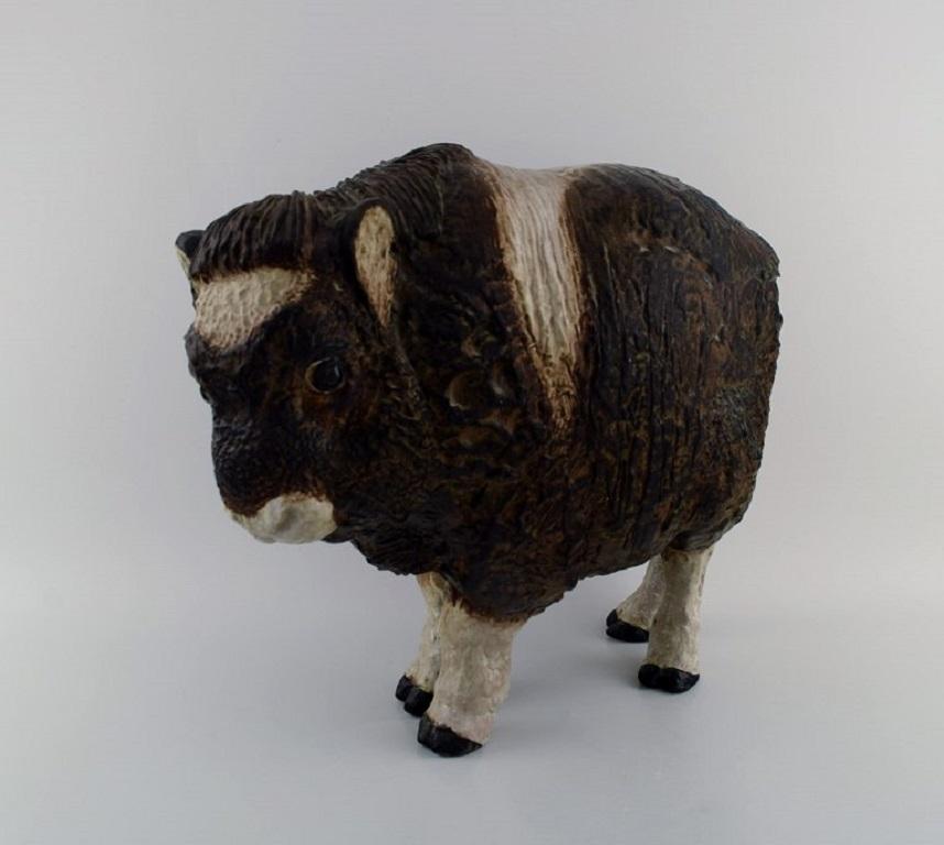 Jeanne Grut for Aluminia. Colossal sculpture in glazed ceramics. Musk ox calf. 1950s.
Measures: 41 x 19 cm.
Height: 34 cm.
In excellent condition.
Stamped.
