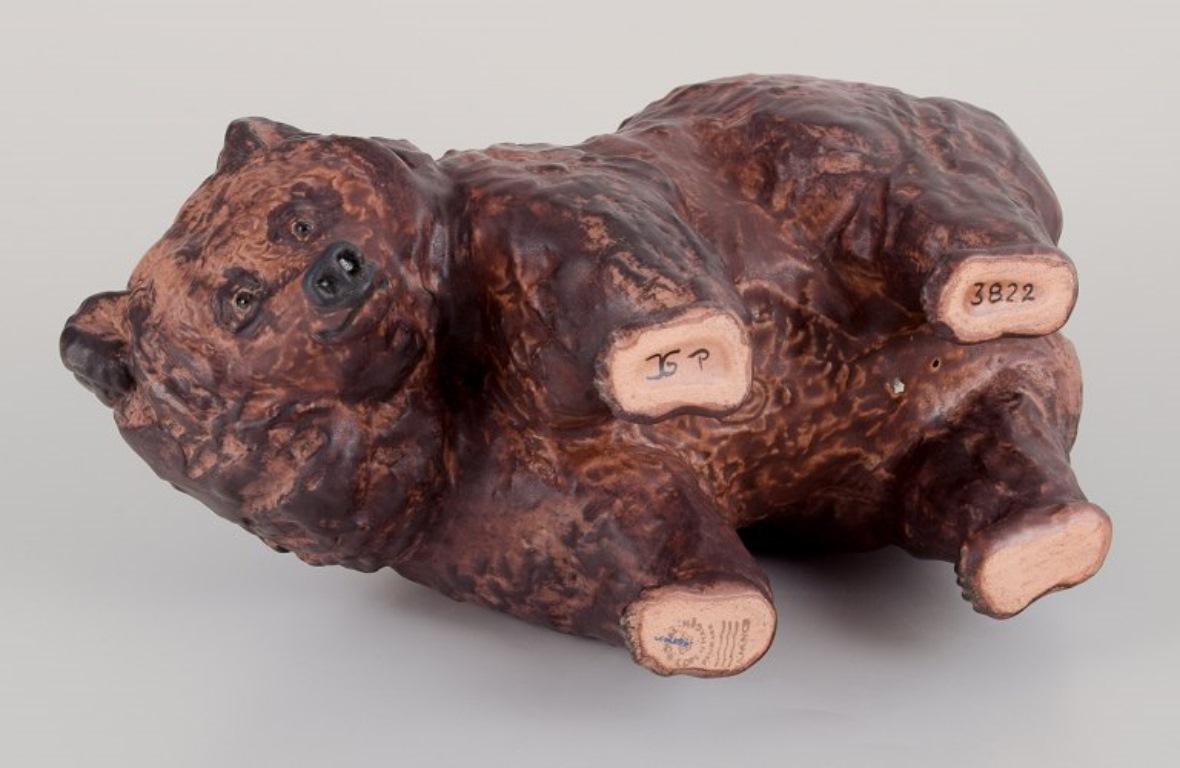 Metà XX secolo Jeanne Grut per Royal Copenhagen Aluminia faience. Grande statuetta di orso in vendita