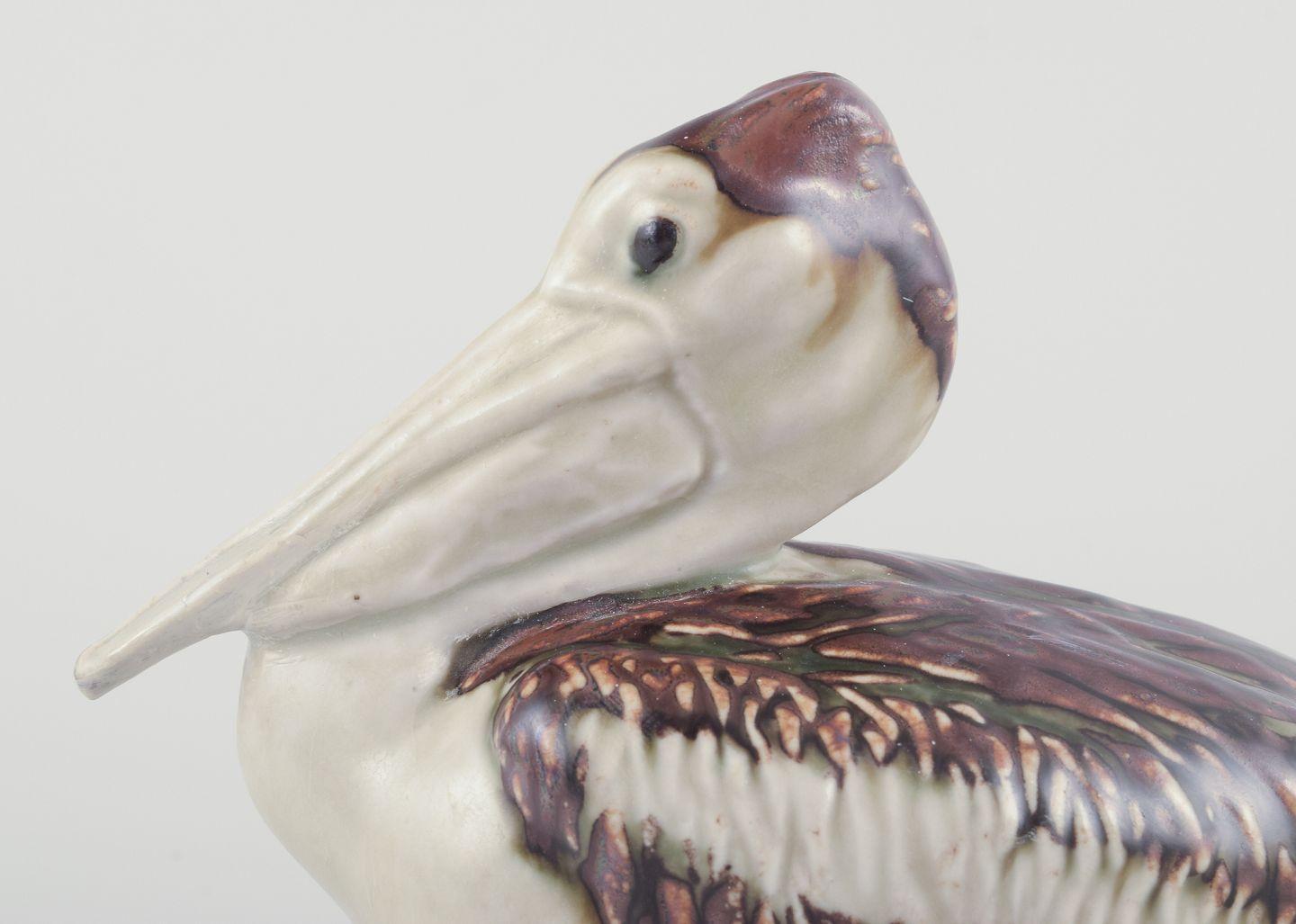 Danois Jeanne Grut pour Royal Copenhagen, figurine de pélican en céramique. Milieu du 20e siècle. en vente