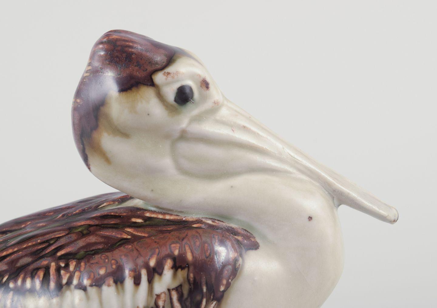 Vernissé Jeanne Grut pour Royal Copenhagen, figurine de pélican en céramique. Milieu du 20e siècle. en vente