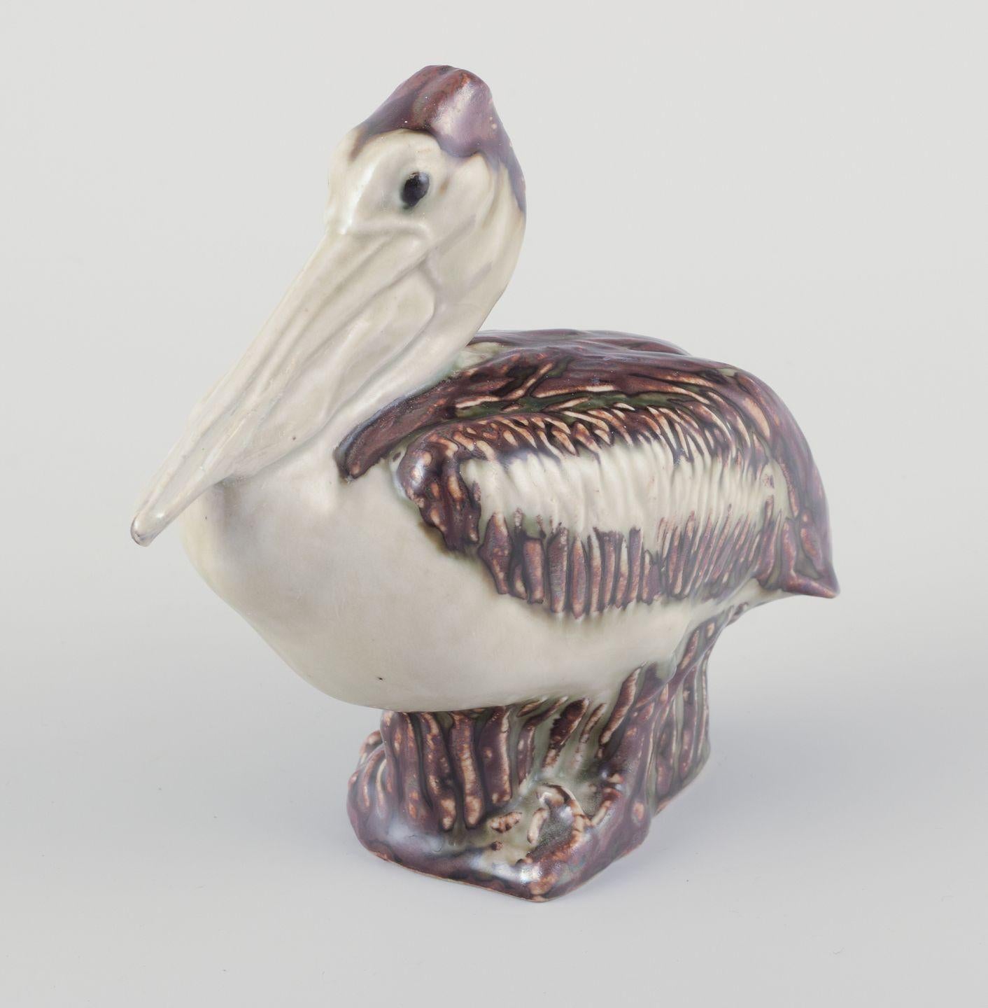 20ième siècle Jeanne Grut pour Royal Copenhagen, figurine de pélican en céramique. Milieu du 20e siècle. en vente