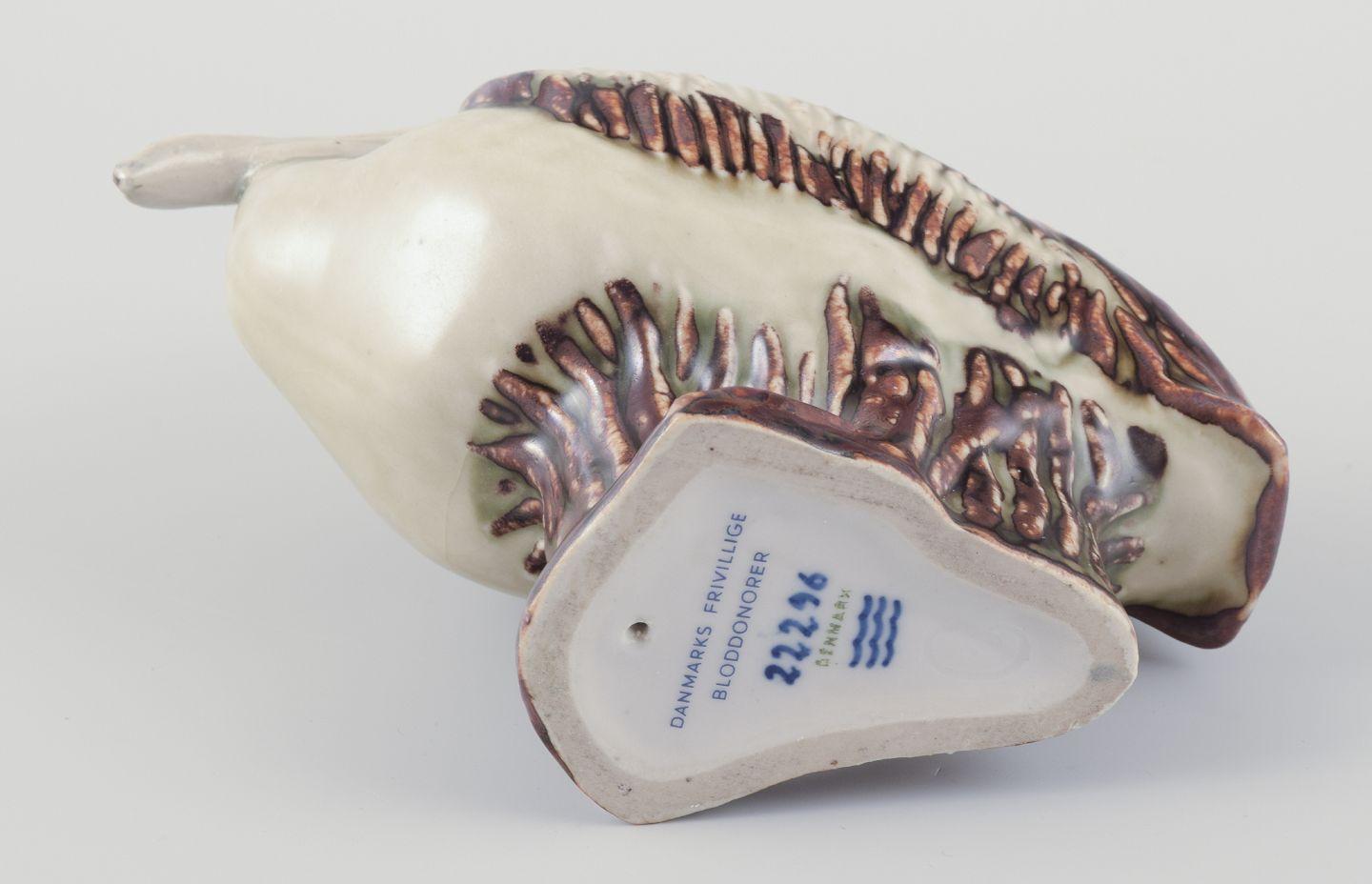 Céramique Jeanne Grut pour Royal Copenhagen, figurine de pélican en céramique. Milieu du 20e siècle. en vente