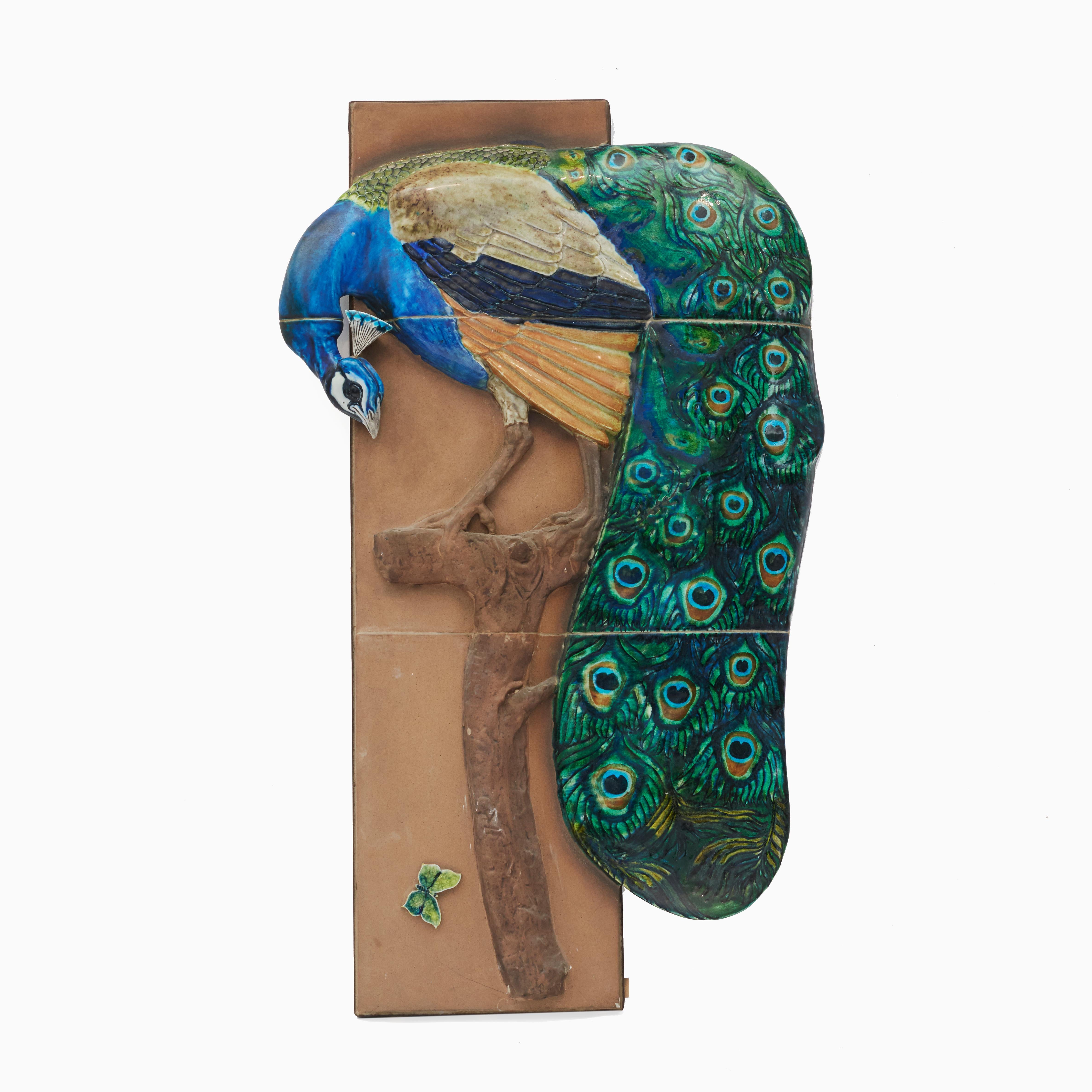 Jeanne Grut (Dänin, 1927-2009)
Ein Fayence-Wandrelief in Form eines Pfaus mit Schmetterling.
Sehr dekorativ und extrem selten.
Polychrom glasierte Fayence auf unglasiertem Grund.
Entworfen in den 1960er Jahren von Jeanne Grut für Aluminia, Dänemark.