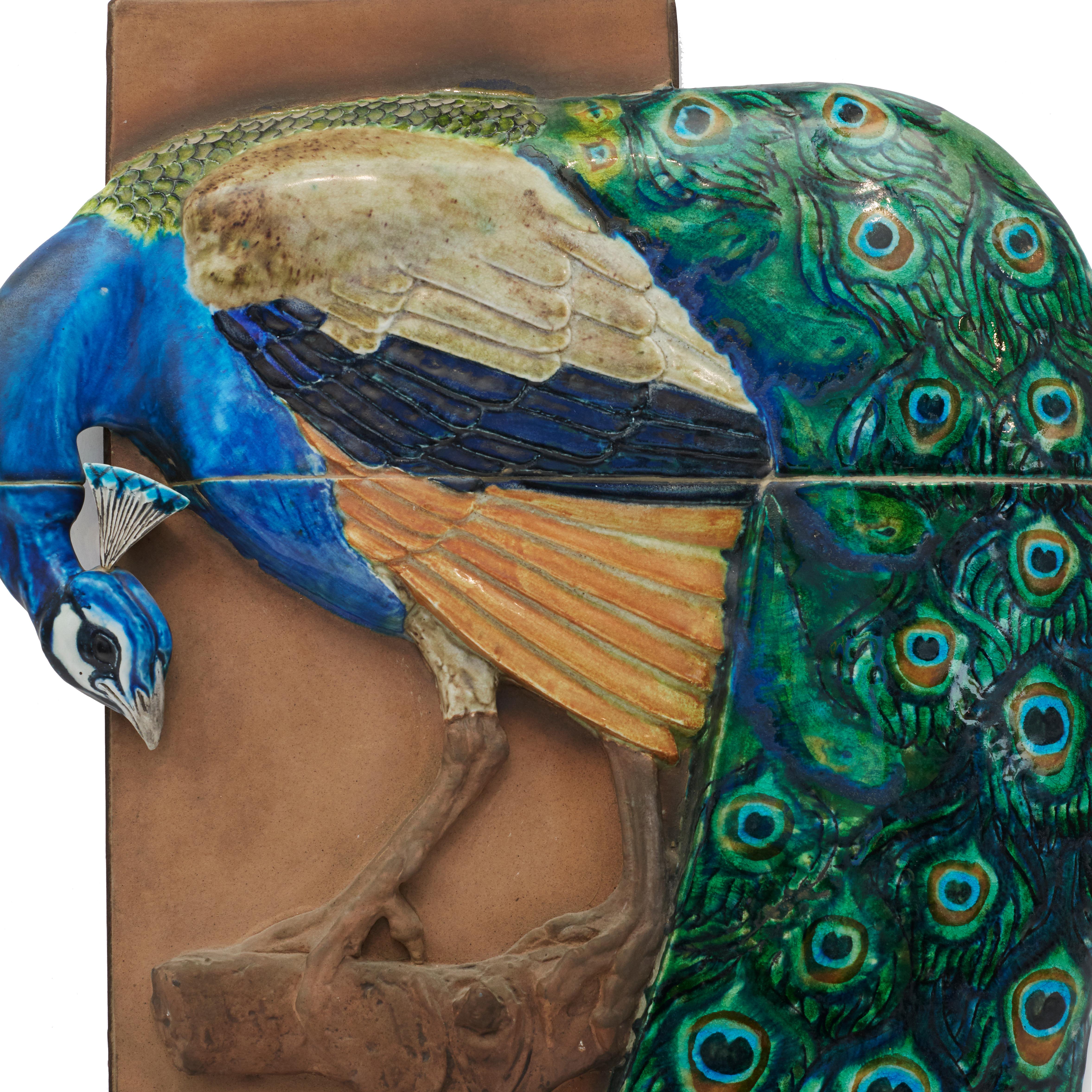 Jeanne Grut. Relieve de pared en loza de pavo real siglo XX en venta