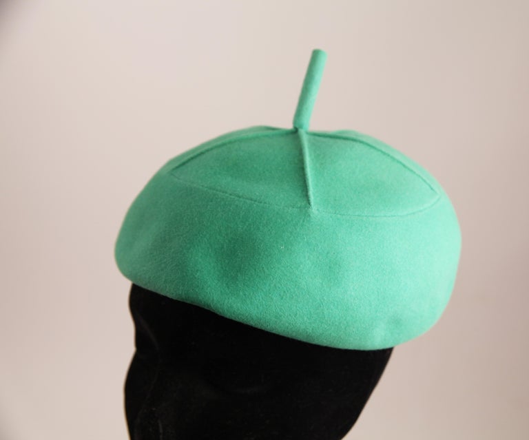Women's Jeanne Lanvin documented  French wool apple green beret hat, 1960s For Sale