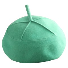 Jeanne Lanvin documentée  Chapeau de béret vert pomme, années 1960