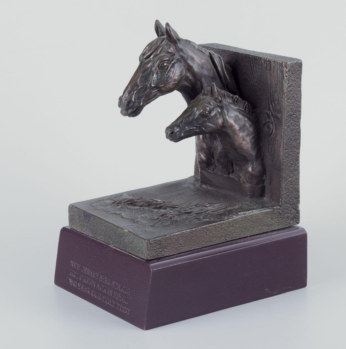 XXI secolo e contemporaneo Jeanne Patricia Rynhart, scultrice irlandese. Fermalibri in bronzo con teste di cavallo in vendita