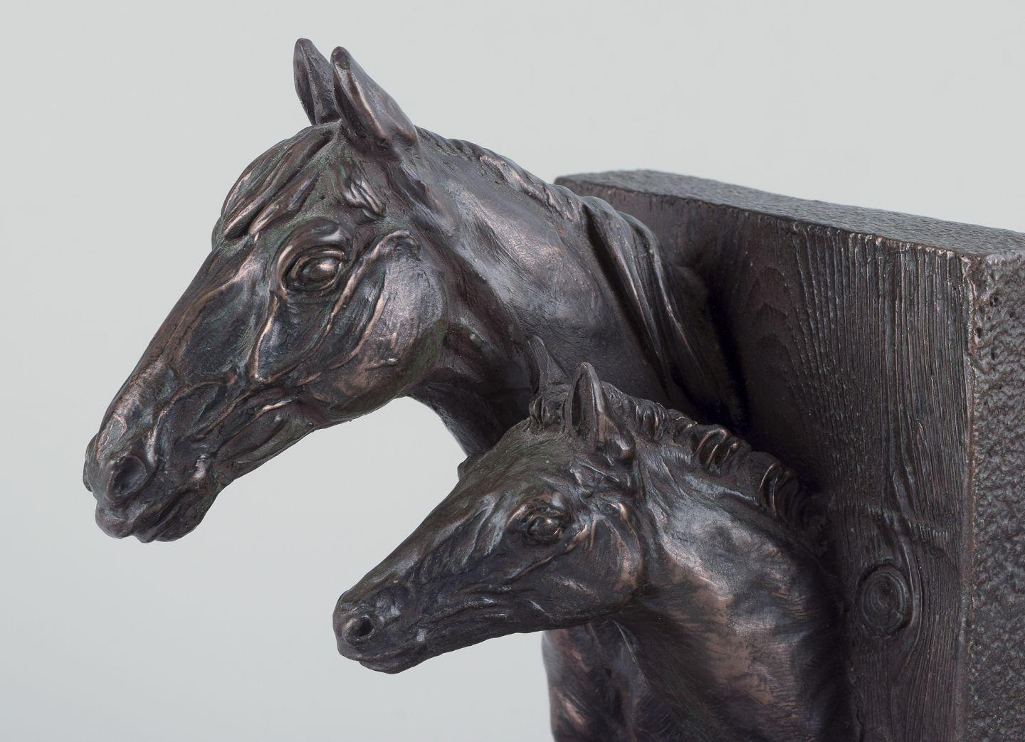 Bronzo Jeanne Patricia Rynhart, scultrice irlandese. Fermalibri in bronzo con teste di cavallo in vendita