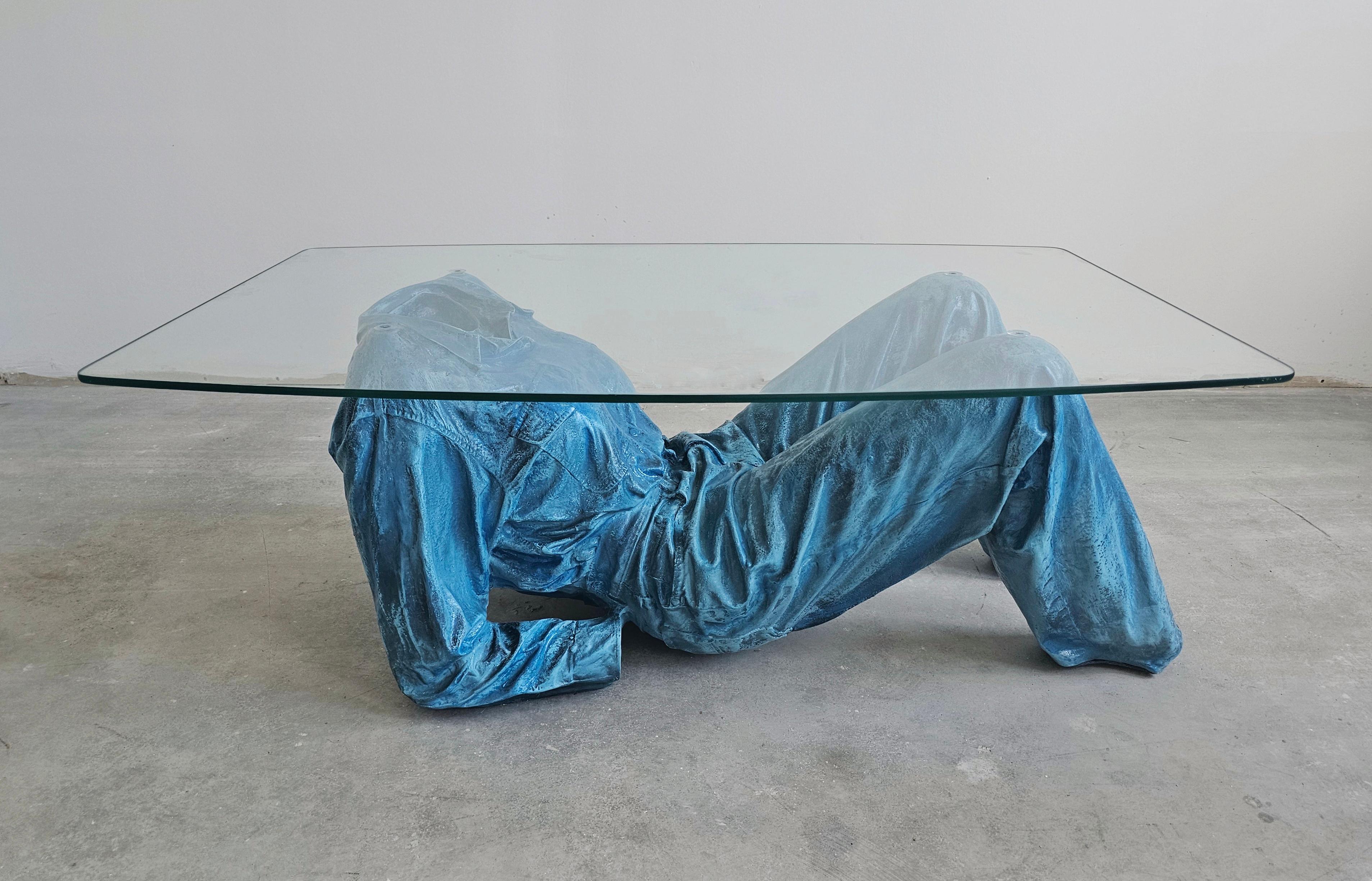 Dans cette liste, vous trouverez une table Pop Art inspirée de Jeanne Pierre Picheny, représentant un corps féminin en Blue Jeans. La table basse est en résine avec un plateau en verre. Fabriqué en France dans les années 1980. 

Très bon état