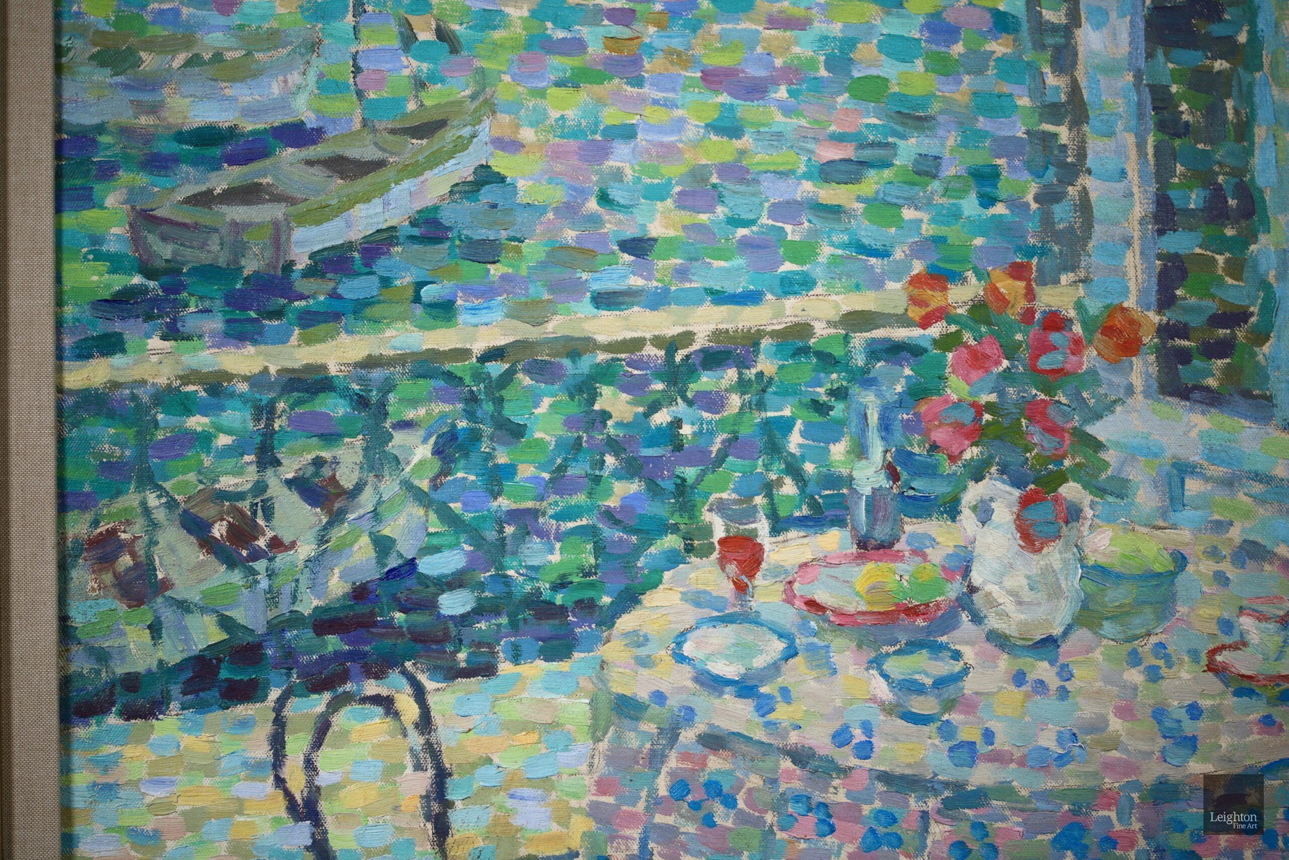 Óleo sobre lienzo puntillista de interior y paisaje marino firmado hacia 1940 por la pintora neoimpresionista francesa Jeanne Selmersheim-Desgranges. La pieza representa una mesa de desayuno colocada junto a una puerta abierta que da a un balcón con