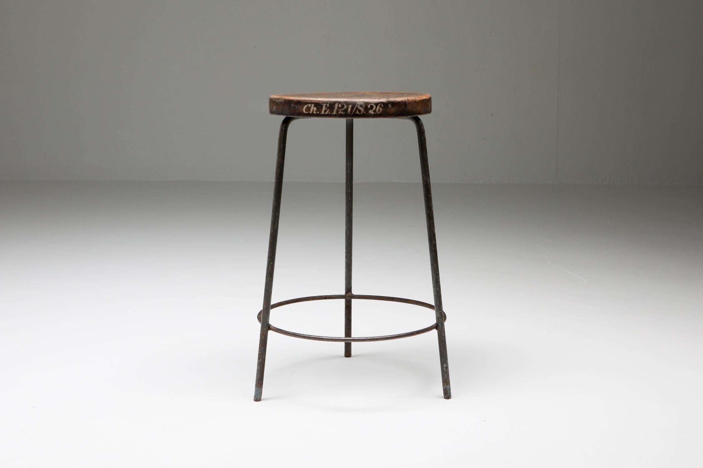 Pierre Jeanneret, tripod stool, teak and iron, circa 1960

Medium height stool in solid teak and iron. Round tripod structure in welded iron, lacquered grey, with a circular footrest bar. Round seat in teak, slightly concave.
Provenance and