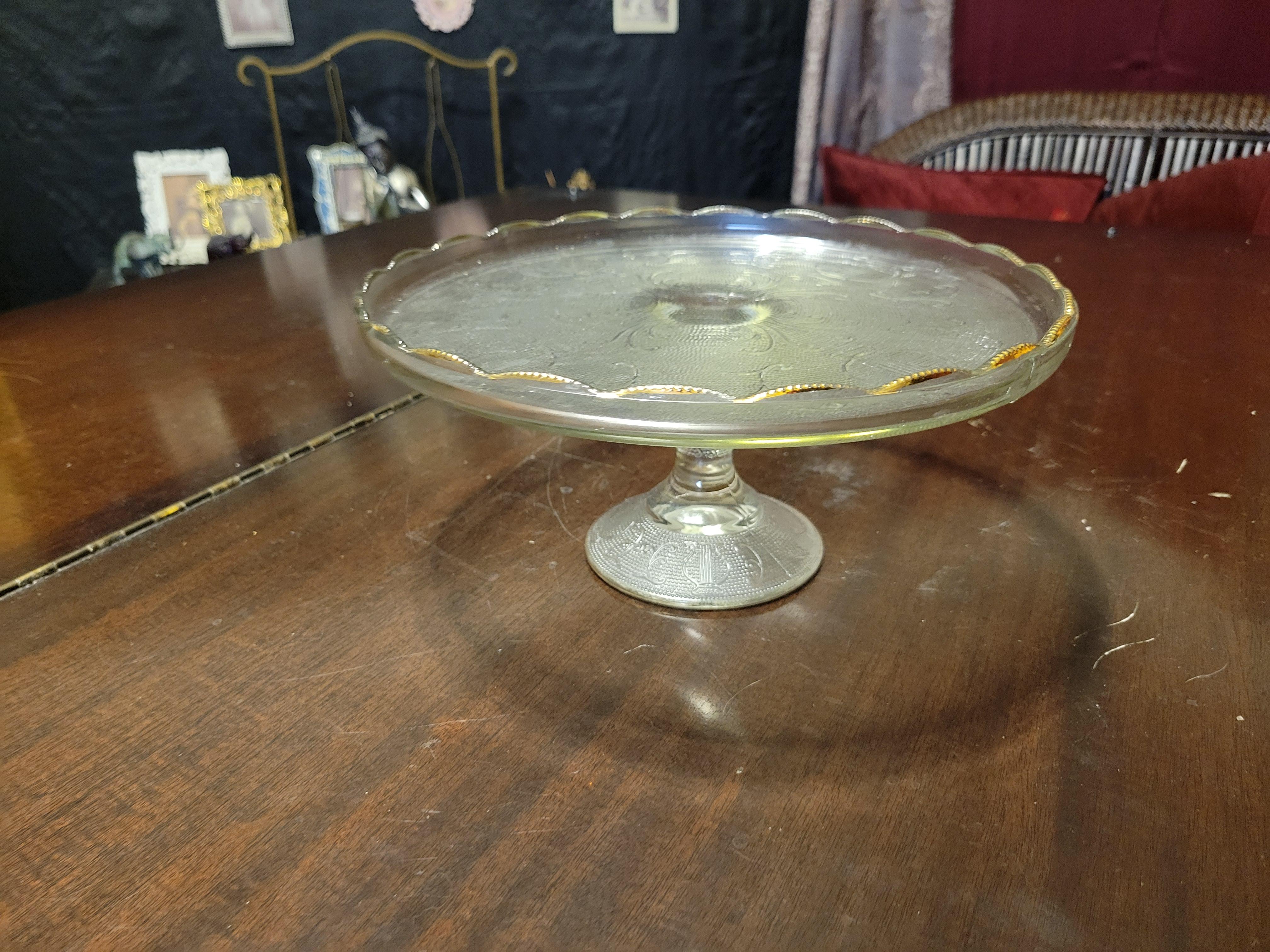 Jeannette 'Harp' Depression Glass Cake Stand with Gold Scalopped Trim  In Good Condition For Sale In Phoenix, AZ