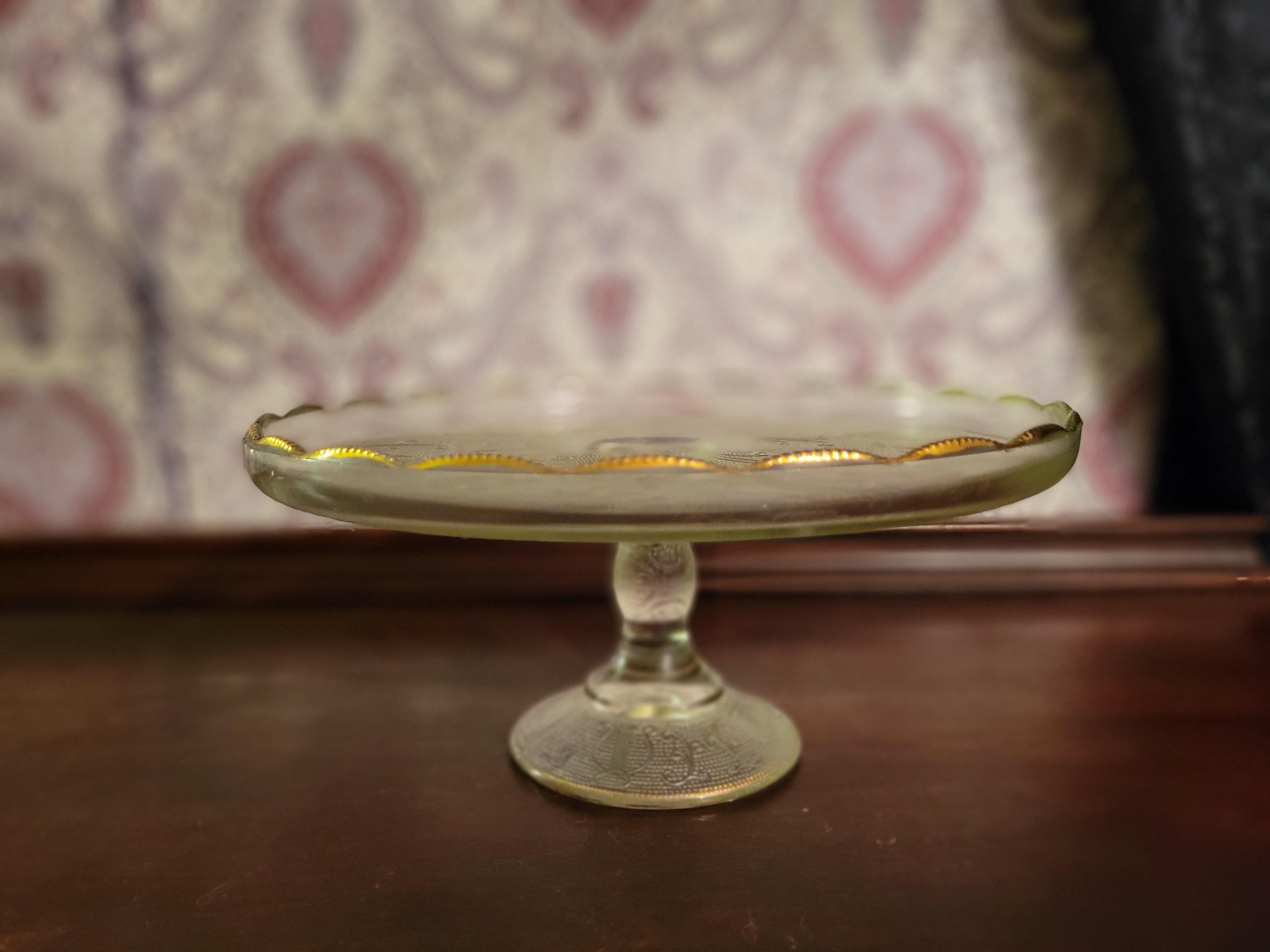 Jeannette 'Harp' Depression Glass Cake Stand with Gold Scalopped Trim  For Sale 2