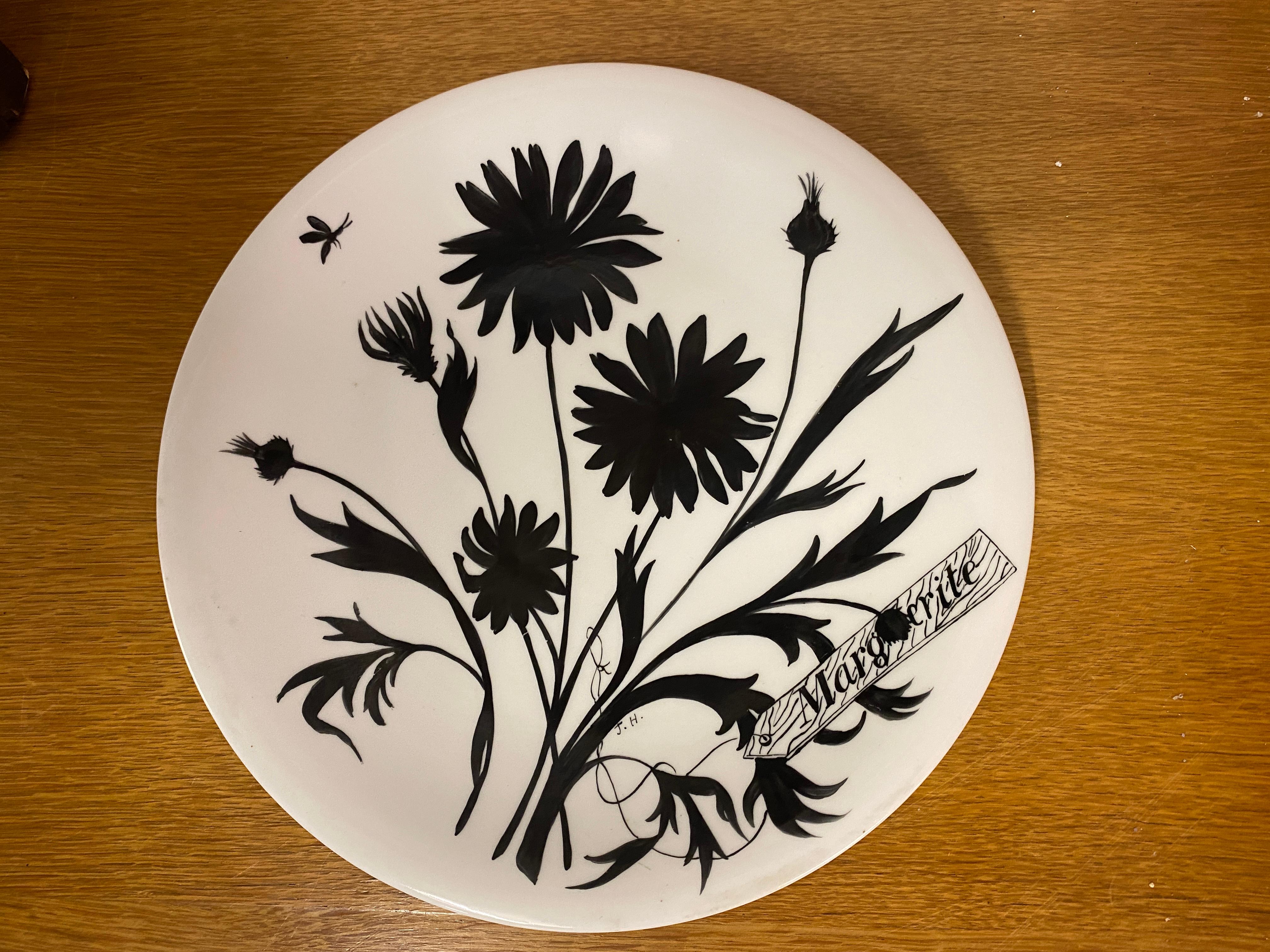 Jeannine Hétreau, plate decorated with stylized marguerite , for Primavera, under the artistic direction of Colette Gueden, circa 1950.