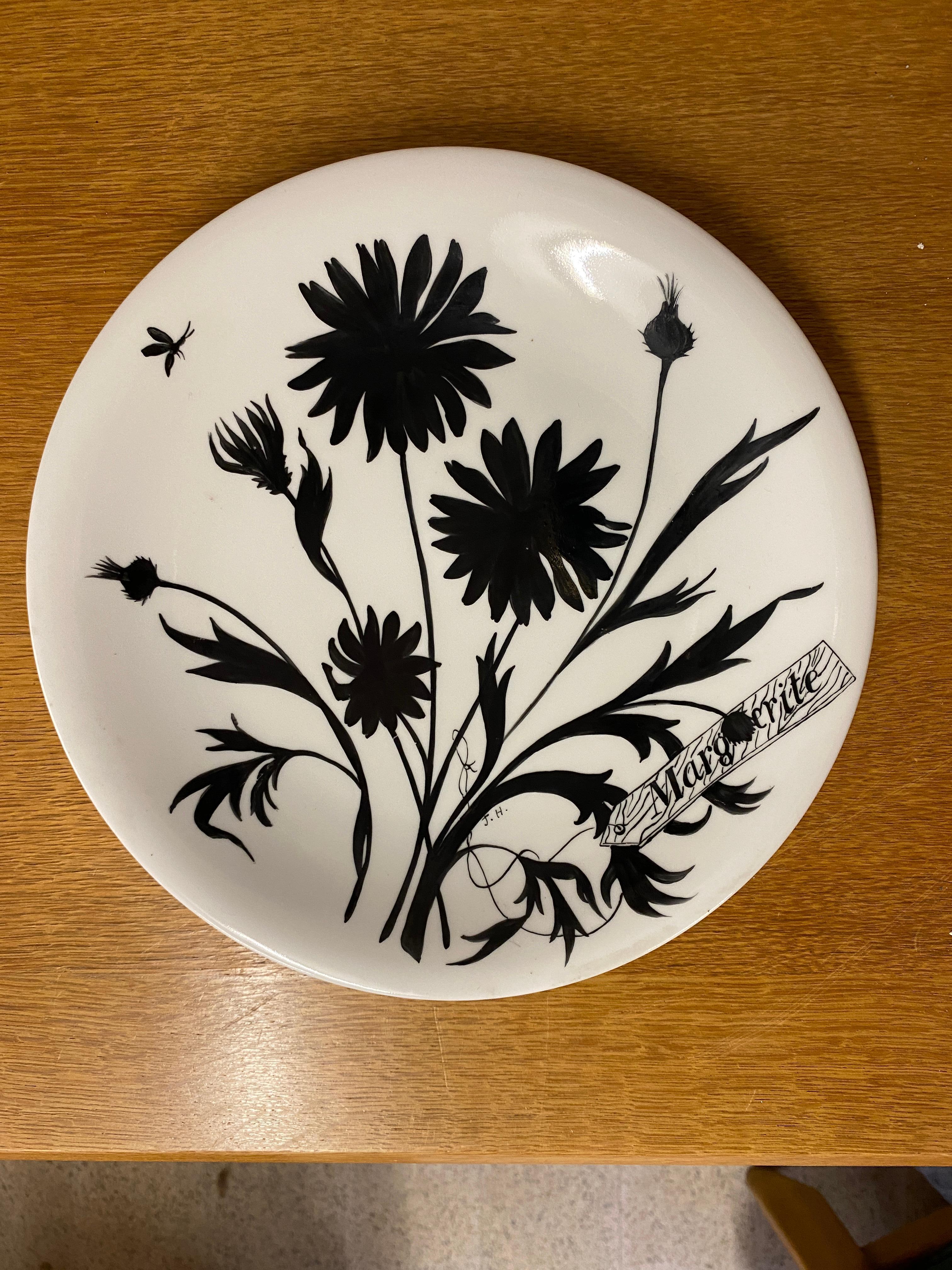 Porcelain Jeannine Hétreau, Plate Decorated with Stylized Marguerite, for Primavera For Sale