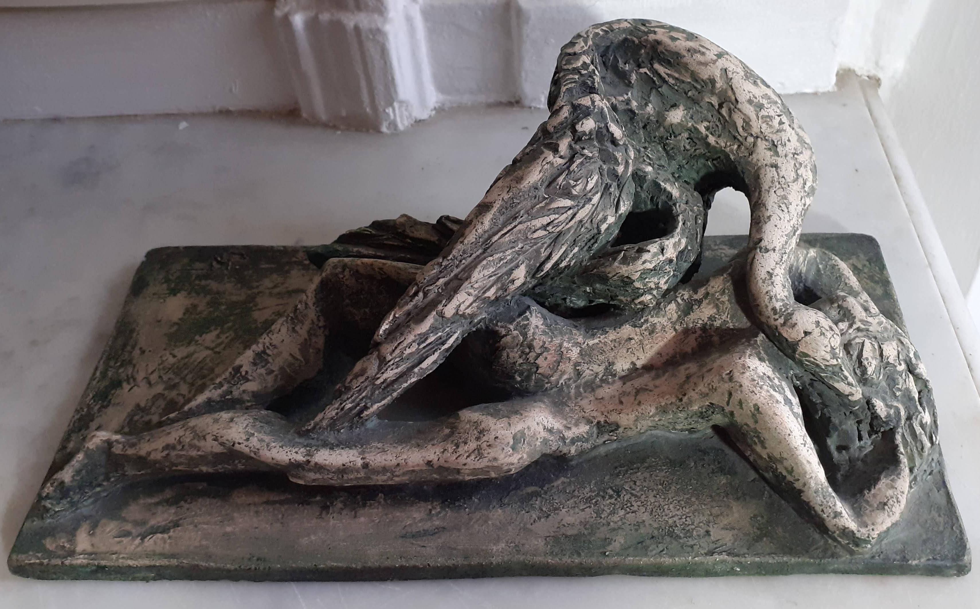 Modernistische Skulptur einer französischen Künstlerin aus der Mitte des Jahrhunderts, Leda und der Schwan (Grau), Nude Sculpture, von Jeannine Nathan