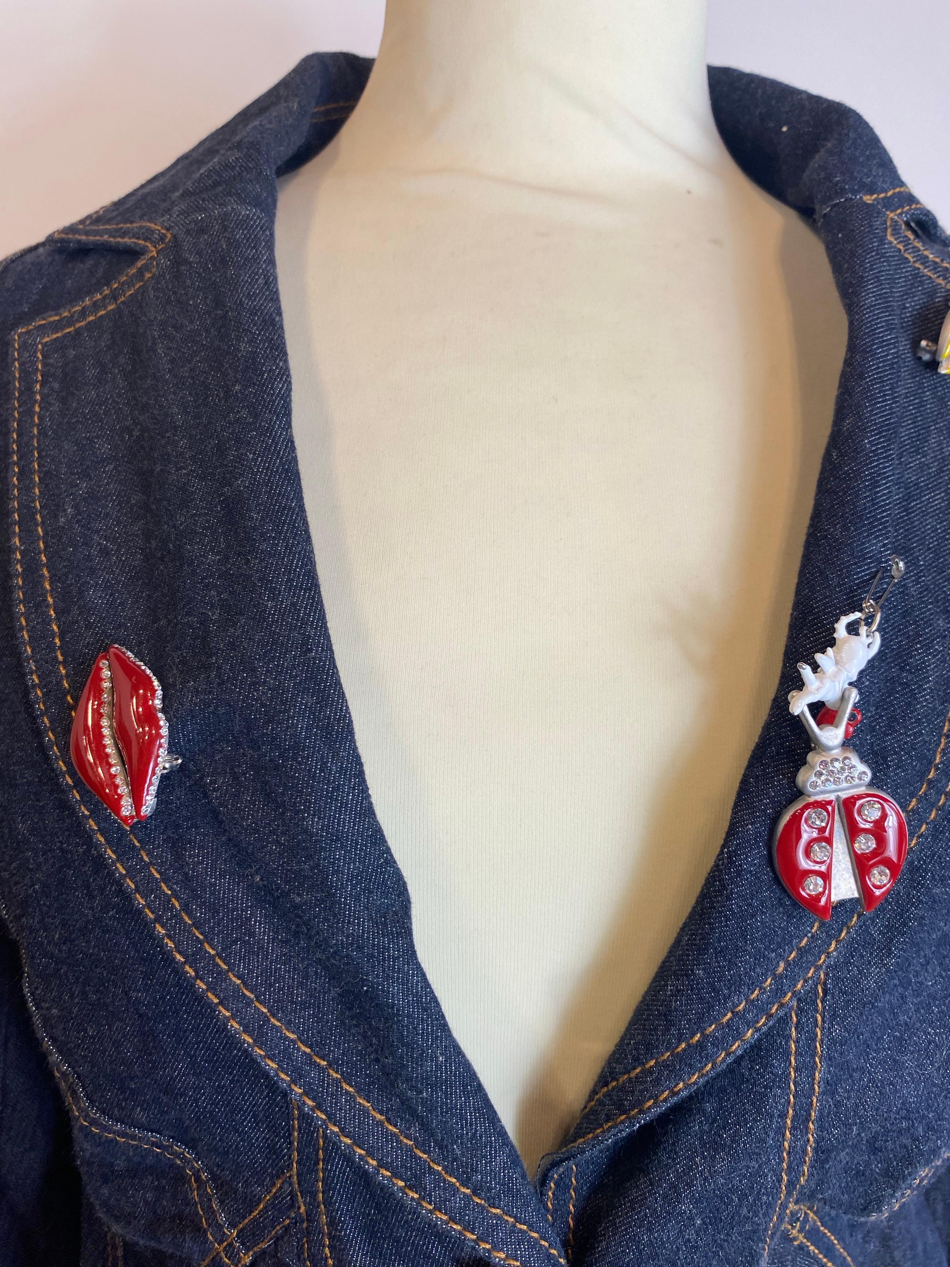 Jeans jacket with skirt GaetanoNavarra
Jacket measurements and composition:
- Fabric 98% cotton.
- Lining 100% nylon.
- Size 46 IT.
- Shoulders 42 cm.
- Length 55 cm.
Skirt measurements and composition:
- 98% cotton.
- Size 44 IT.
- Waist 42 cm.
-