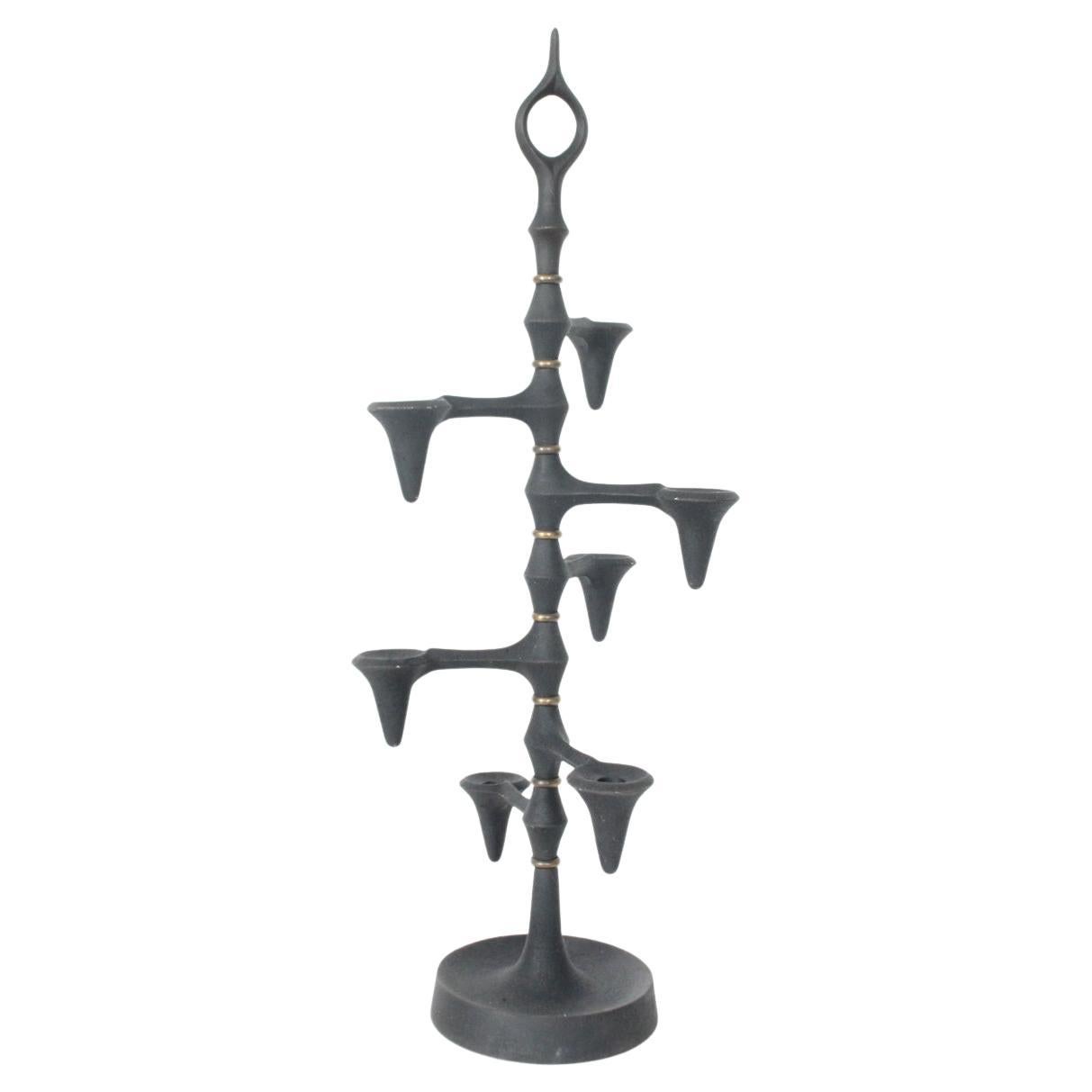 Moderna Danese Jens Harald Quistgaard per Dansk Black Iron  Portacandele girevole a 7 bracci. La forma dell'albero in ghisa nera smaltata è regolabile e presenta 7 portacandele in ferro smaltato con dettagli in ottone. Ogni portacandela è girevole e
