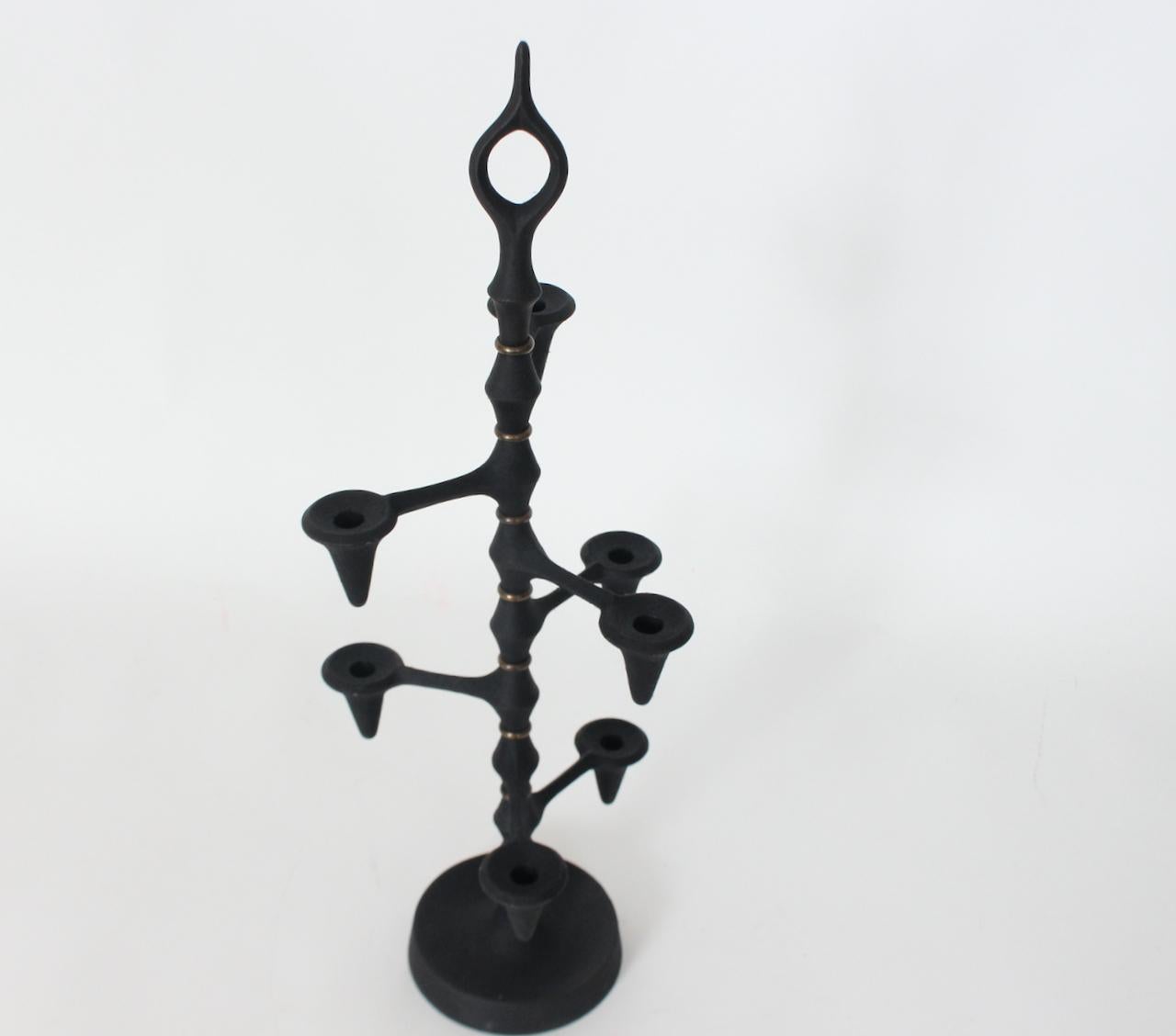Scandinavo moderno Jeans Quistgaard per Dansk Candelabro girevole in ferro nero e ottone, anni '60 in vendita