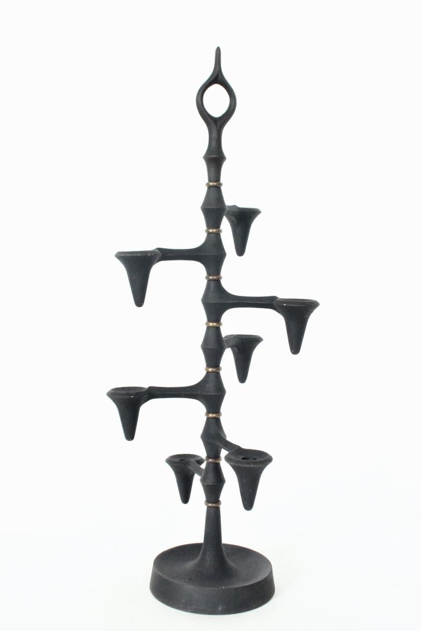 Danese Jeans Quistgaard per Dansk Candelabro girevole in ferro nero e ottone, anni '60 in vendita
