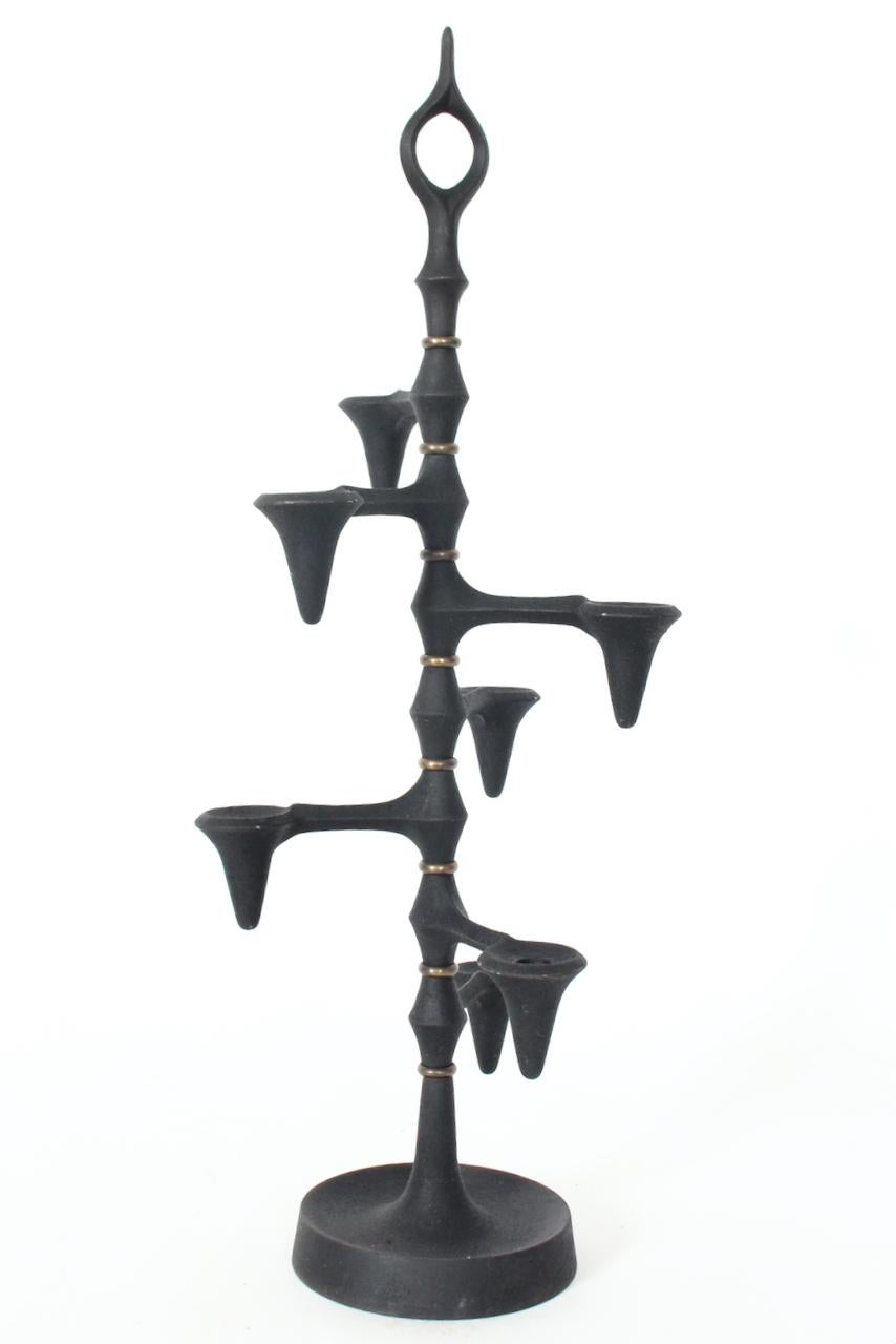 Metà XX secolo Jeans Quistgaard per Dansk Candelabro girevole in ferro nero e ottone, anni '60 in vendita