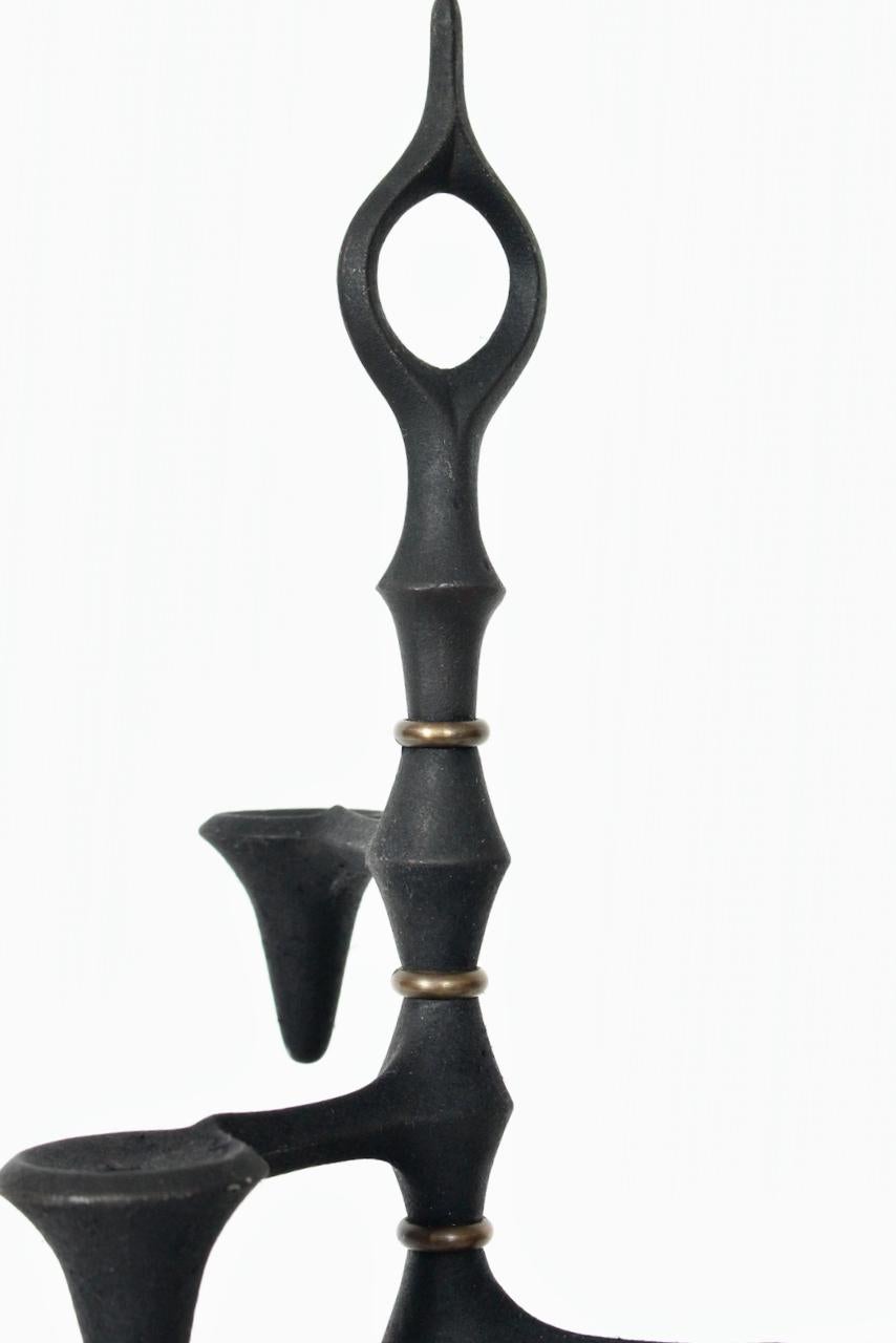 Ottone Jeans Quistgaard per Dansk Candelabro girevole in ferro nero e ottone, anni '60 in vendita