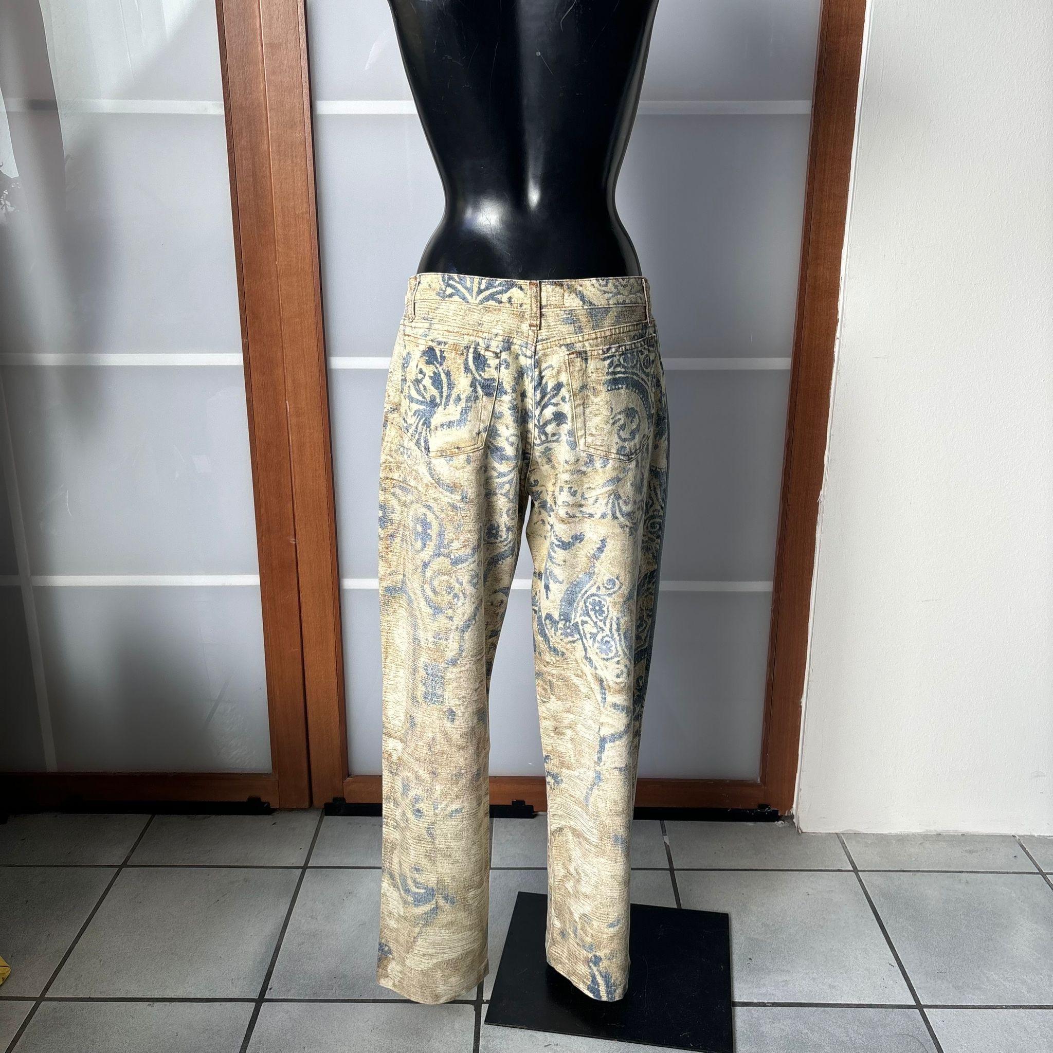 Los raros vaqueros Roberto Cavalli, confeccionados en Italia y que datan de la década de 1990, encarnan la estética atrevida y barroca del diseñador florentino. El modelo está confeccionado en denim estampado con motivo adamascado en tonos azules y