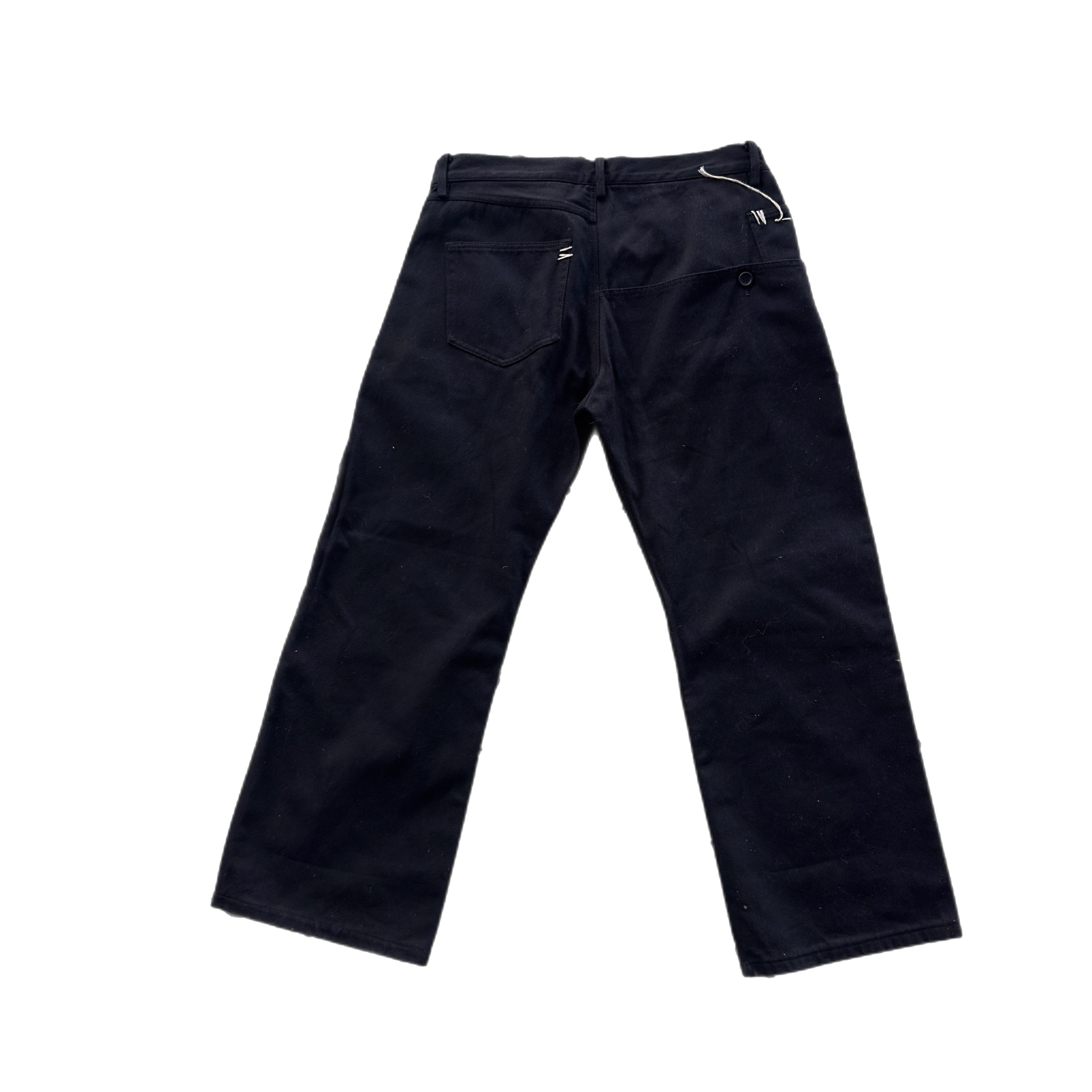 Jeans a gamba larga Y's Yohji Yamamoto in denim nero anni '90
Tasconi sul retro con dettagli impunture bianchi
Misure :
VITA 44cm
Fianchi 55cm
Gamba 31cm
Lunghezza 100cm